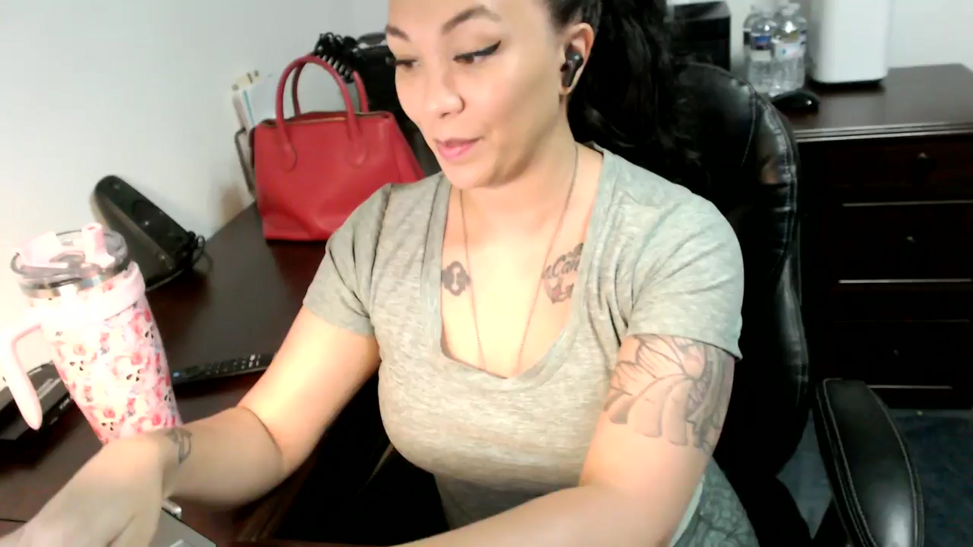 Gallery image thumbnail from MickaylaMoon's myfreecams stream on, 06/24/2024, 15:16 image 1 of 20