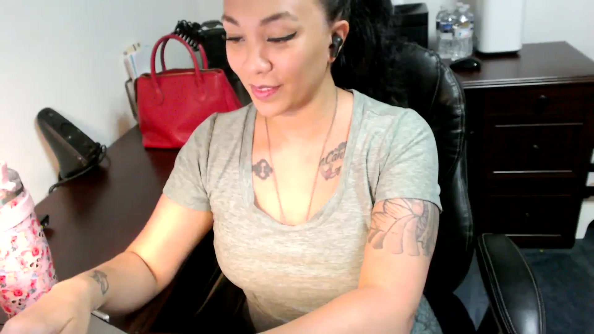 Gallery image thumbnail from MickaylaMoon's myfreecams stream on, 06/24/2024, 15:16 image 6 of 20