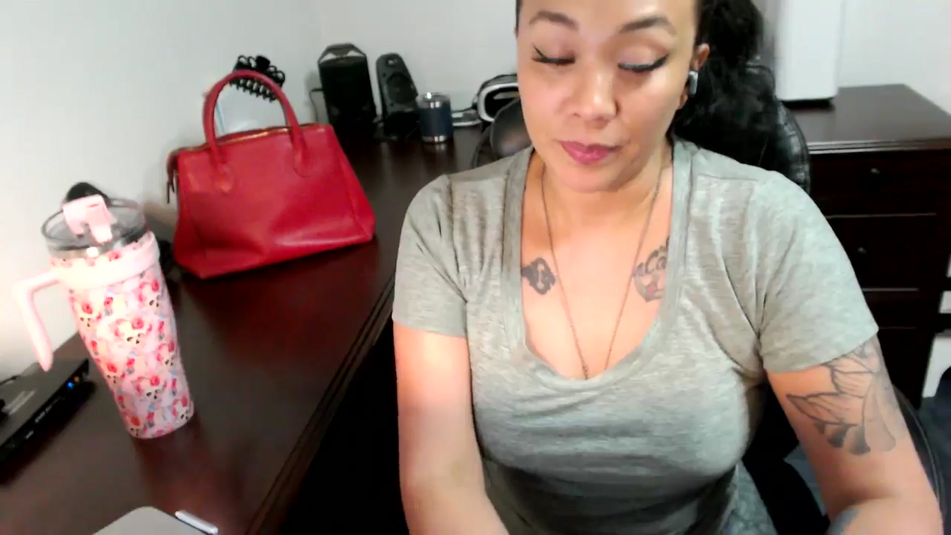 Gallery image thumbnail from MickaylaMoon's myfreecams stream on, 06/24/2024, 18:19 image 8 of 20