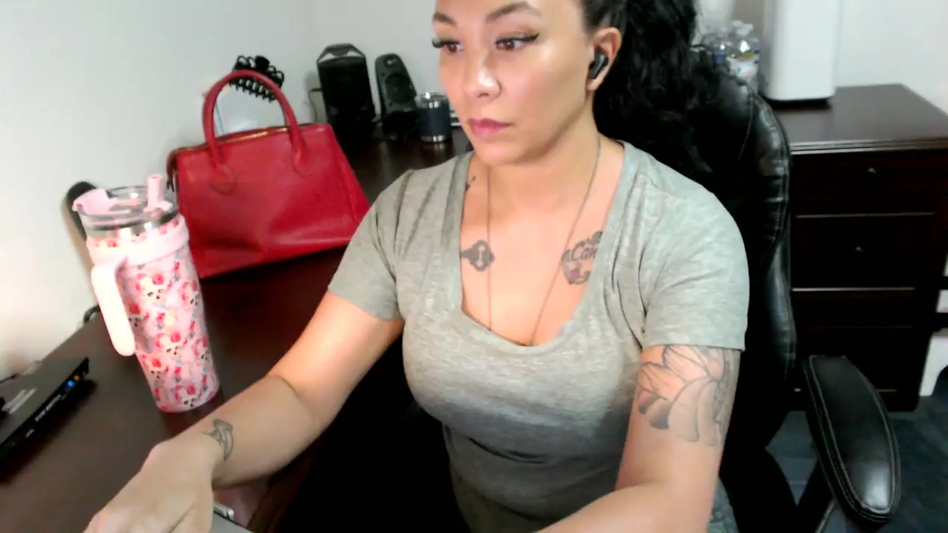 Gallery image thumbnail from MickaylaMoon's myfreecams stream on, 06/24/2024, 18:19 image 11 of 20