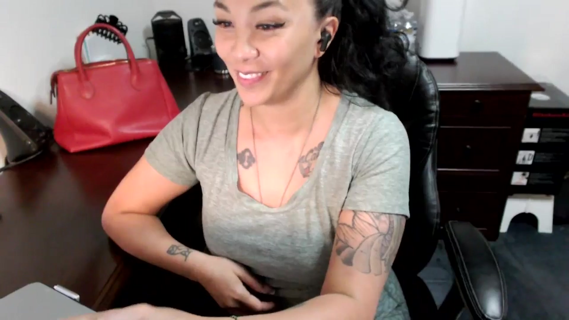 Gallery image thumbnail from MickaylaMoon's myfreecams stream on, 06/24/2024, 18:44 image 5 of 20