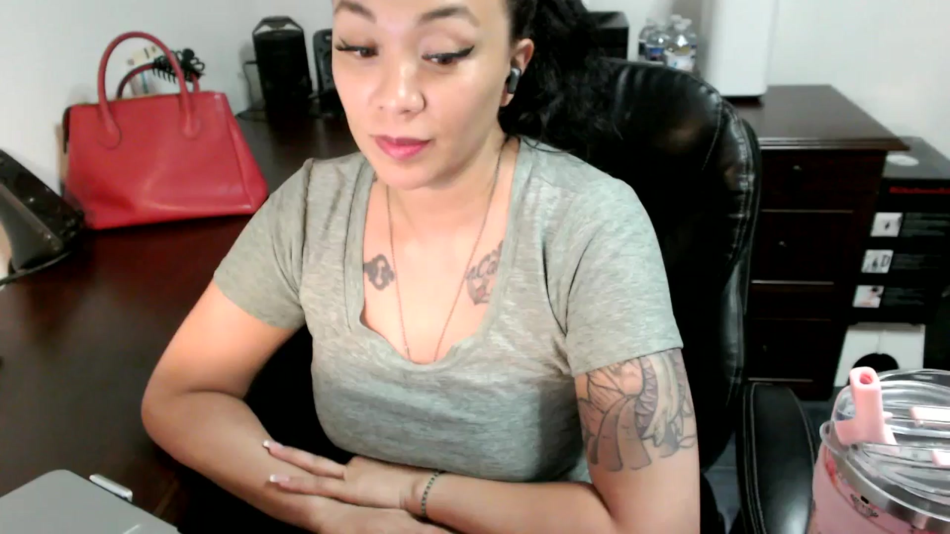 Gallery image thumbnail from MickaylaMoon's myfreecams stream on, 06/24/2024, 20:55 image 6 of 20