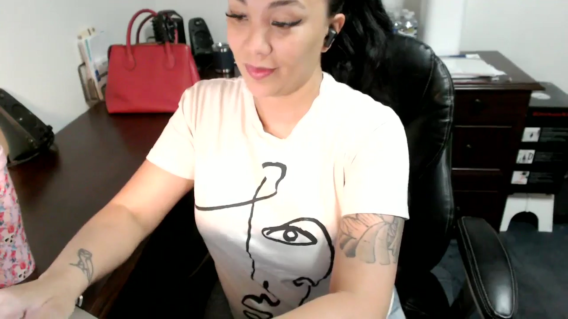 Gallery image thumbnail from MickaylaMoon's myfreecams stream on, 06/25/2024, 15:20 image 4 of 20