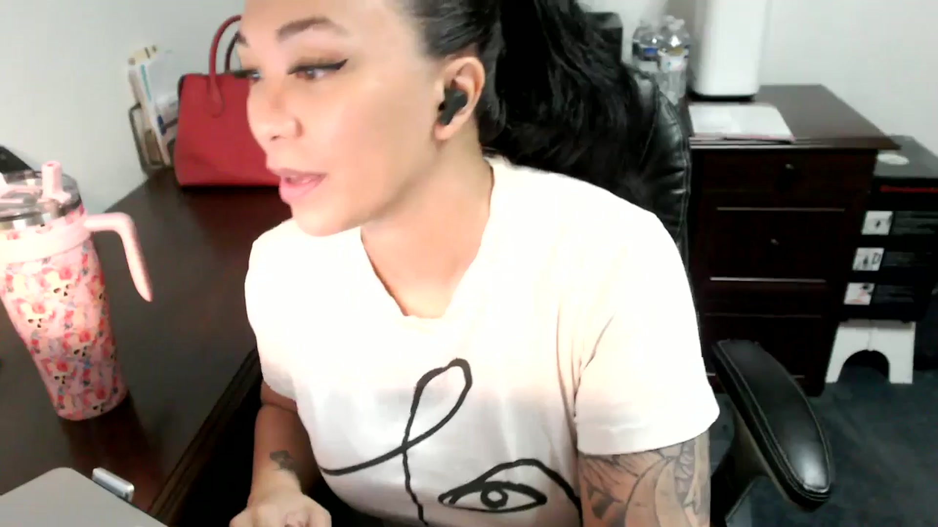 Gallery image thumbnail from MickaylaMoon's myfreecams stream on, 06/25/2024, 15:20 image 15 of 20