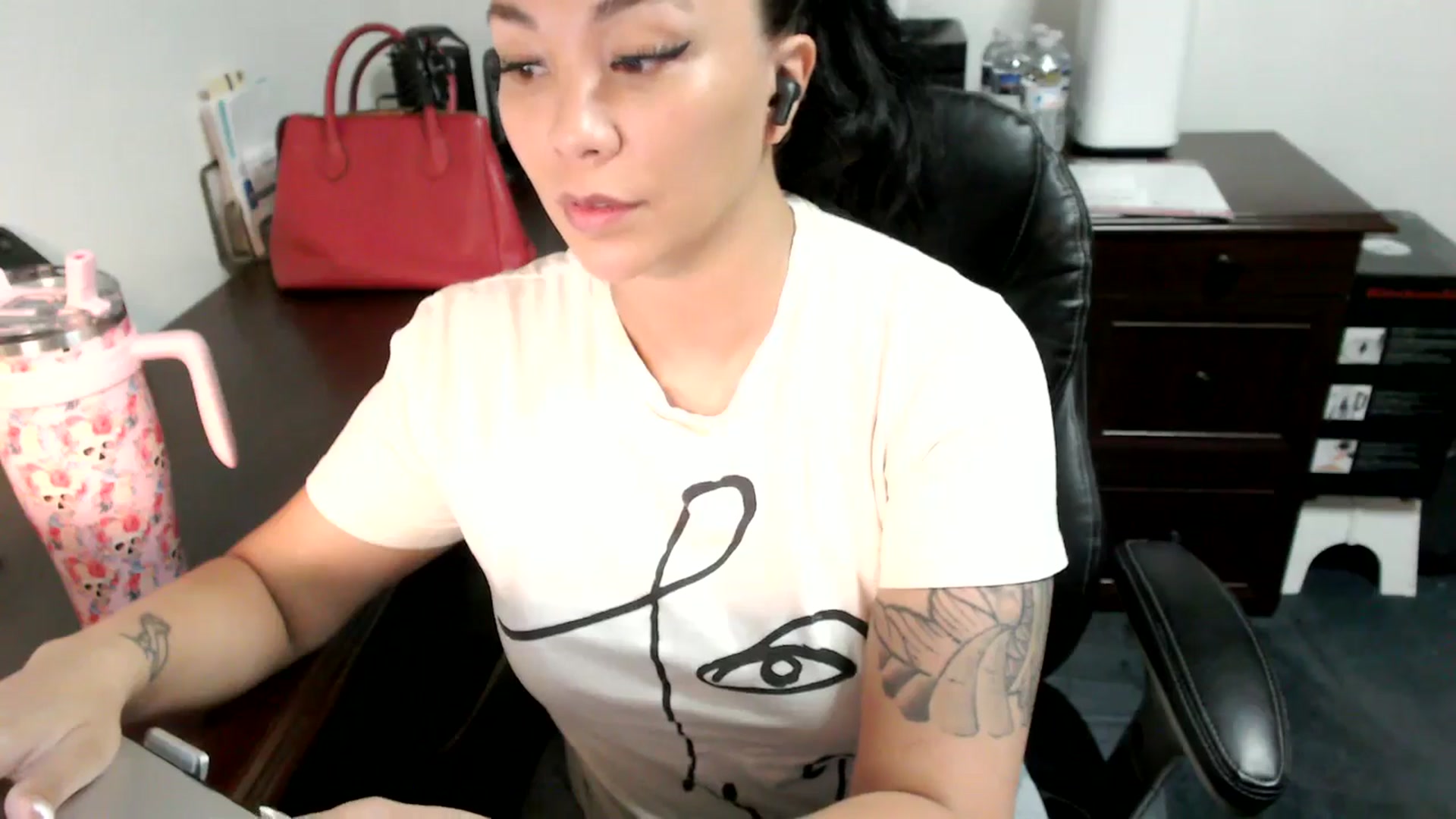 Gallery image thumbnail from MickaylaMoon's myfreecams stream on, 06/25/2024, 15:20 image 16 of 20