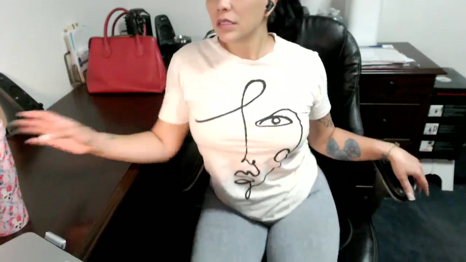 Gallery image thumbnail from MickaylaMoon's myfreecams stream on, 06/25/2024, 15:20 image 5 of 20
