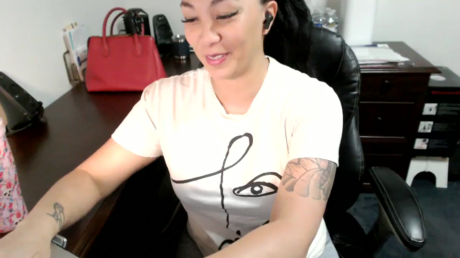 Gallery image thumbnail from MickaylaMoon's myfreecams stream on, 06/25/2024, 15:20 image 3 of 20