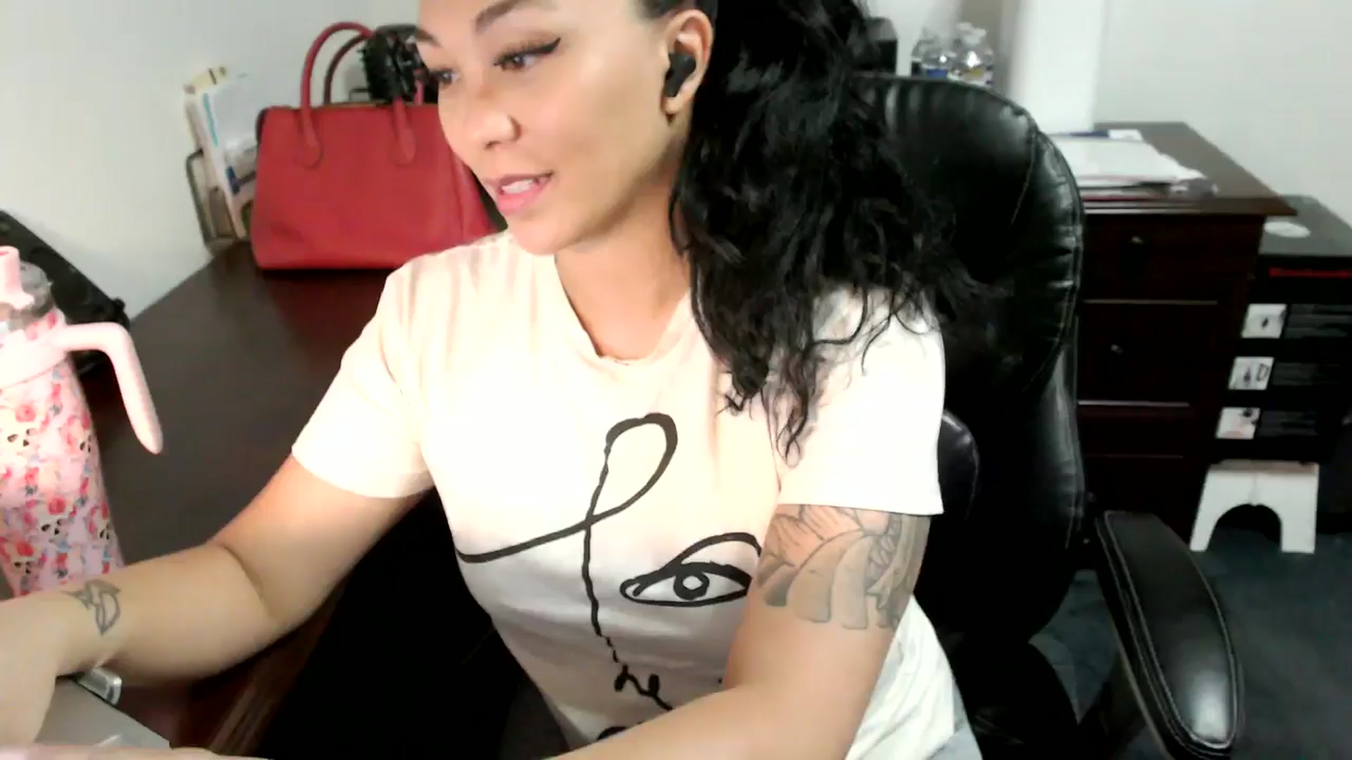 Gallery image thumbnail from MickaylaMoon's myfreecams stream on, 06/25/2024, 15:20 image 1 of 20