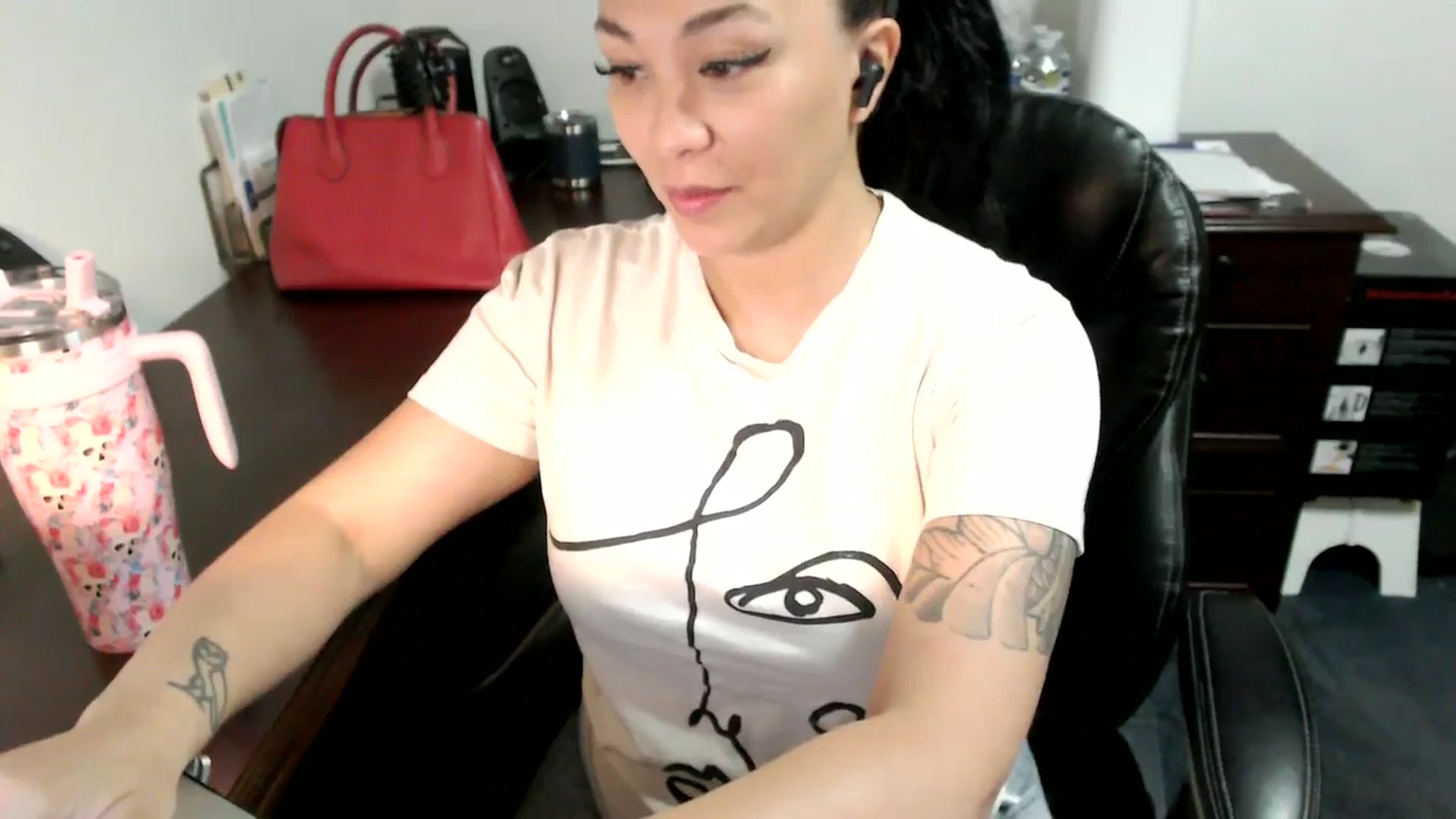 Gallery image thumbnail from MickaylaMoon's myfreecams stream on, 06/25/2024, 15:20 image 12 of 20
