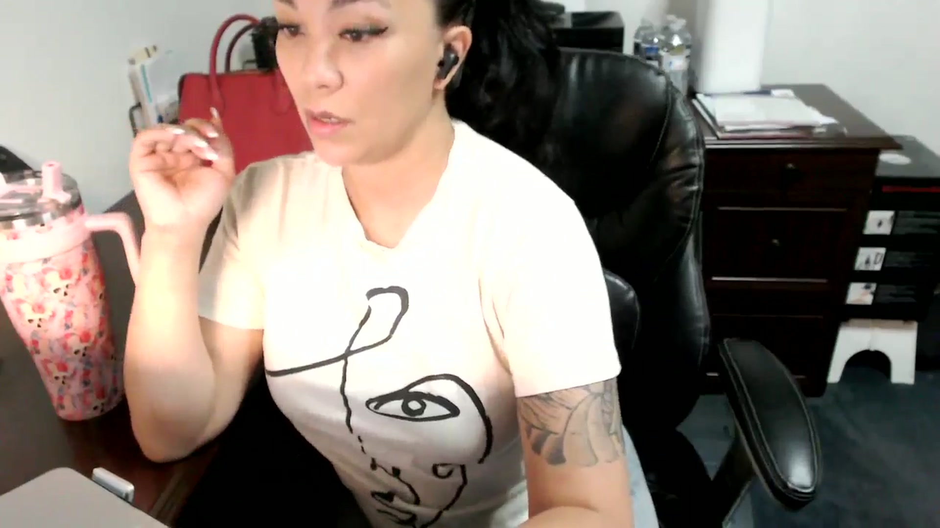 Gallery image thumbnail from MickaylaMoon's myfreecams stream on, 06/25/2024, 15:20 image 14 of 20