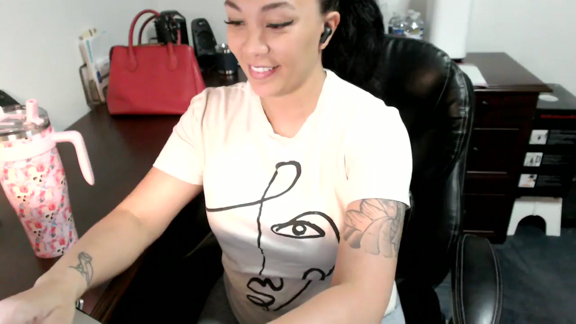 Gallery image thumbnail from MickaylaMoon's myfreecams stream on, 06/25/2024, 15:33 image 6 of 20