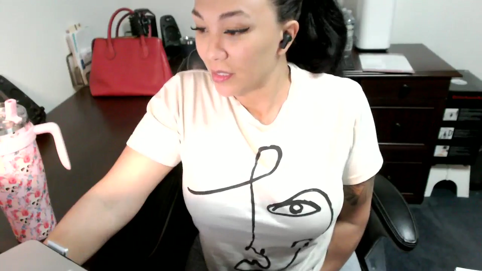 Gallery image thumbnail from MickaylaMoon's myfreecams stream on, 06/25/2024, 15:56 image 16 of 20