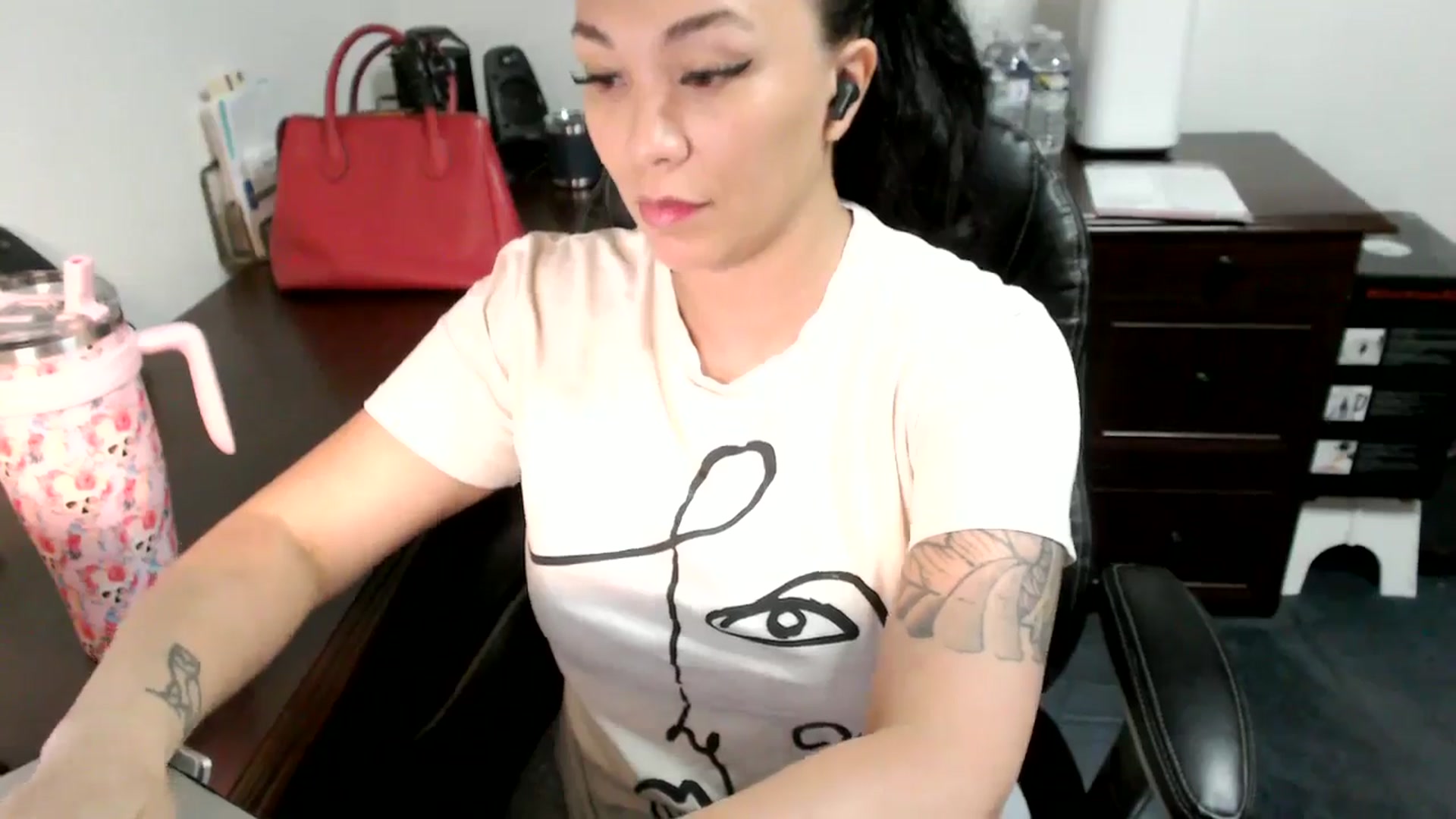 Gallery image thumbnail from MickaylaMoon's myfreecams stream on, 06/25/2024, 15:56 image 4 of 20