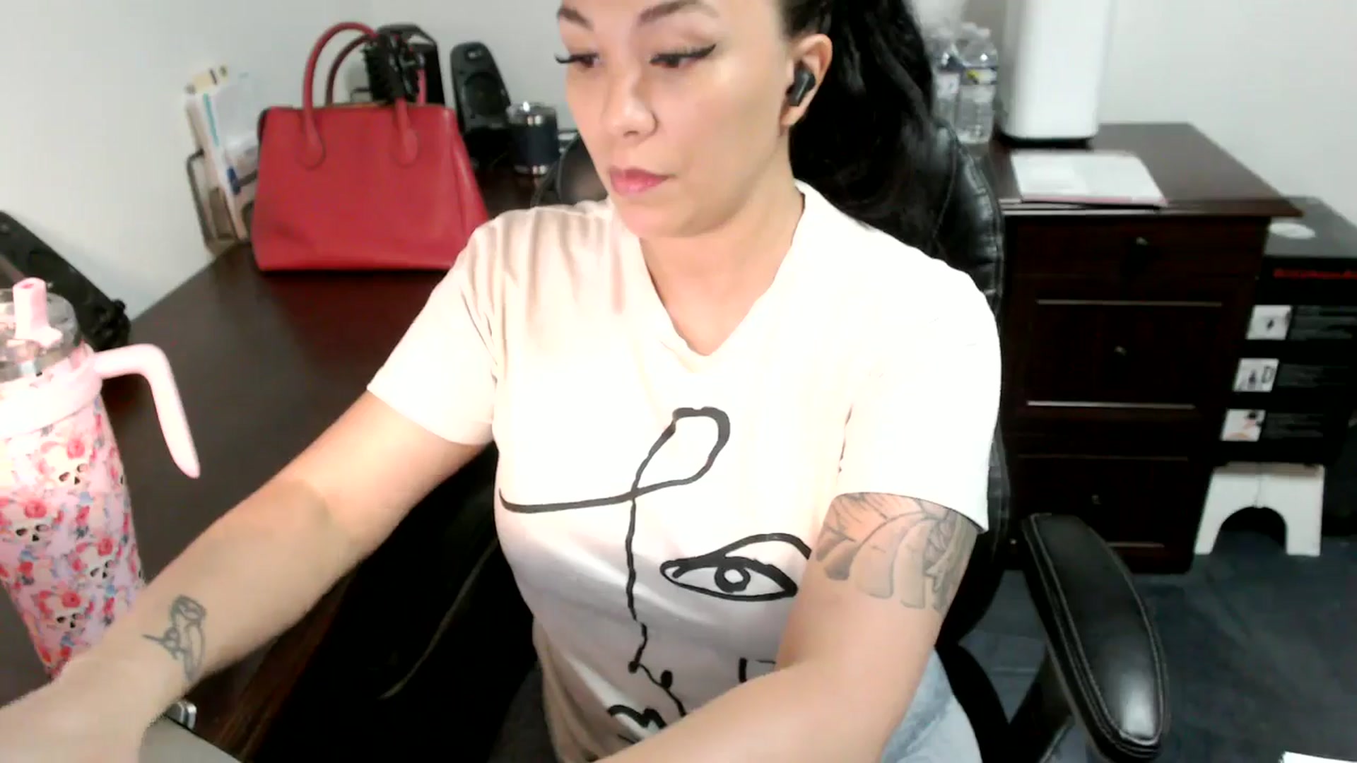 Gallery image thumbnail from MickaylaMoon's myfreecams stream on, 06/25/2024, 15:56 image 17 of 20