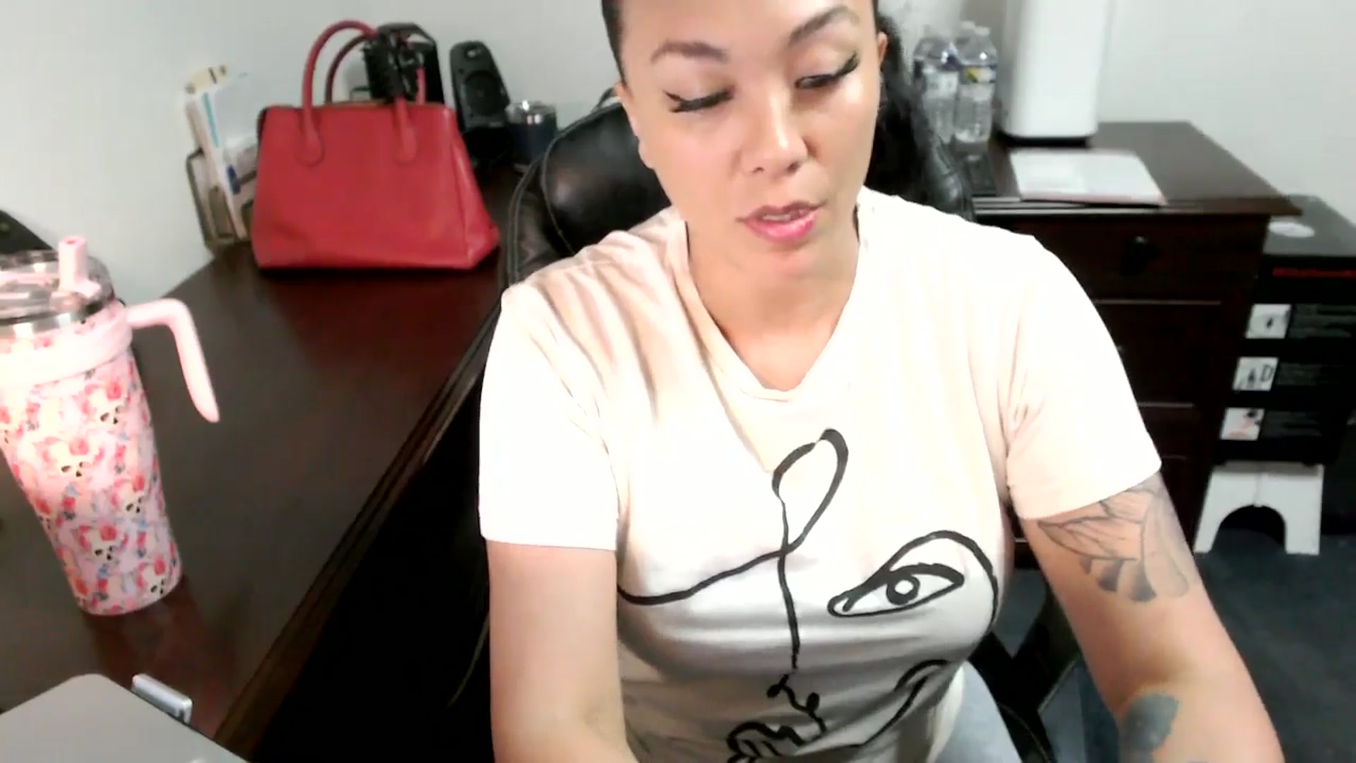 Gallery image thumbnail from MickaylaMoon's myfreecams stream on, 06/25/2024, 15:56 image 6 of 20