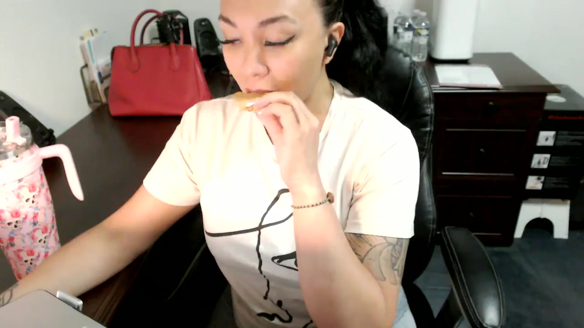 Gallery image thumbnail from MickaylaMoon's myfreecams stream on, 06/25/2024, 15:56 image 19 of 20