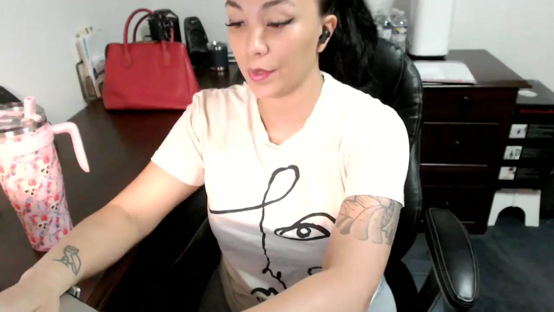 Gallery image thumbnail from MickaylaMoon's myfreecams stream on, 06/25/2024, 15:56 image 7 of 20