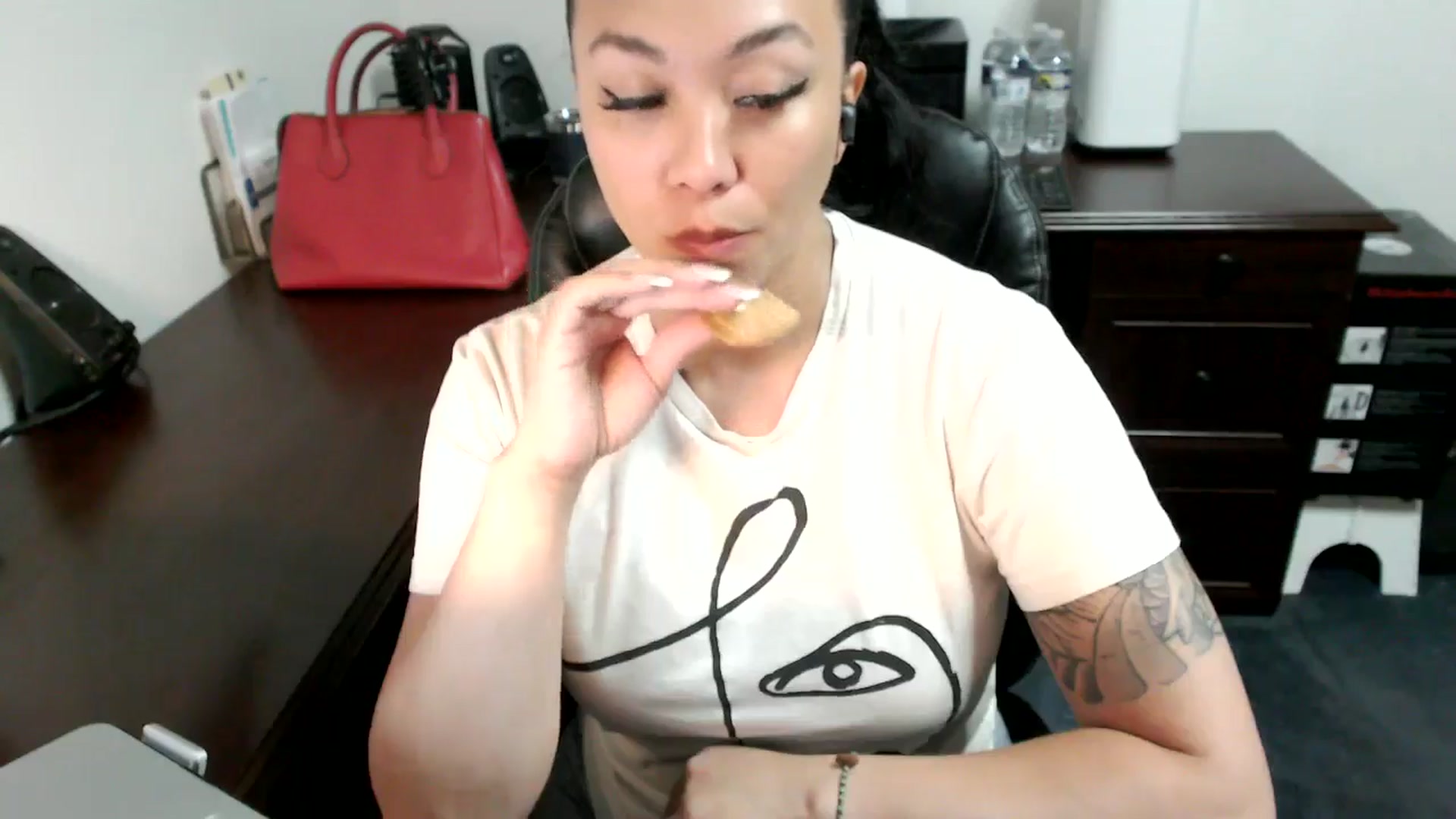 Gallery image thumbnail from MickaylaMoon's myfreecams stream on, 06/25/2024, 16:08 image 8 of 20