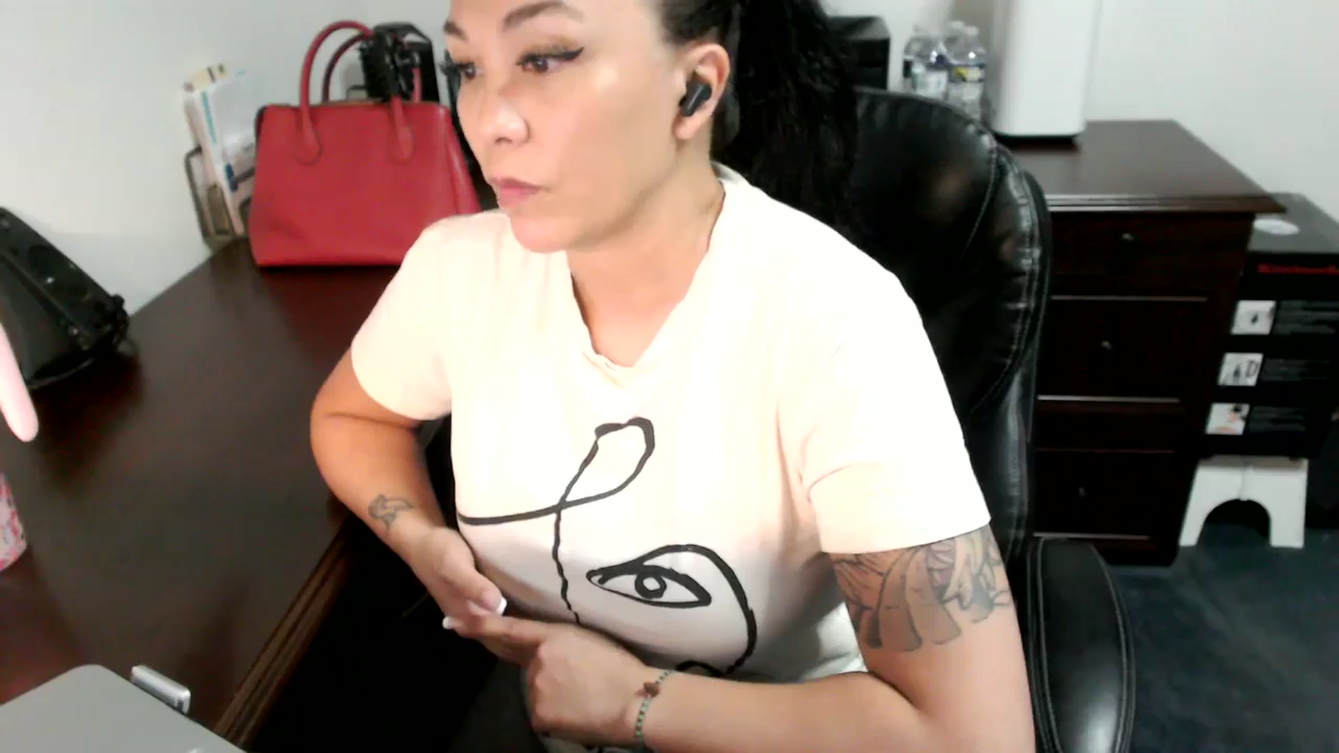 Gallery image thumbnail from MickaylaMoon's myfreecams stream on, 06/25/2024, 16:08 image 13 of 20