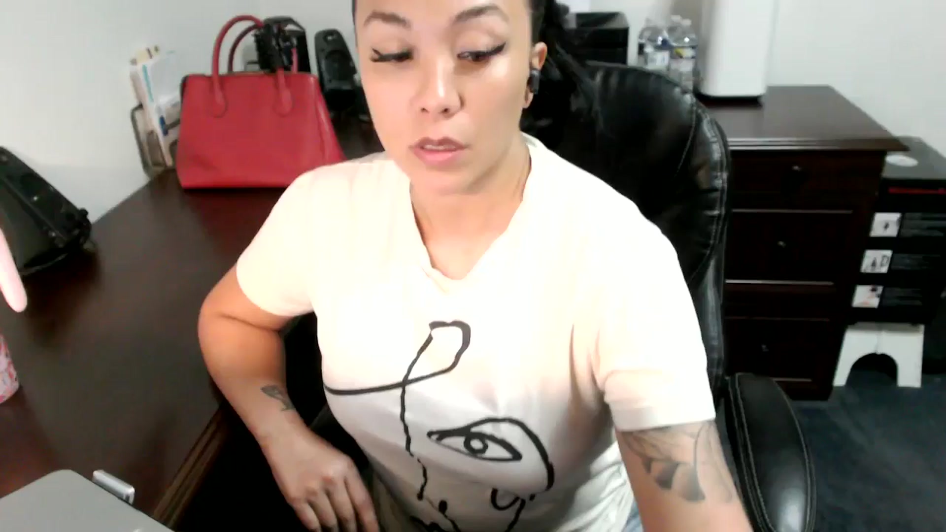 Gallery image thumbnail from MickaylaMoon's myfreecams stream on, 06/25/2024, 16:08 image 19 of 20