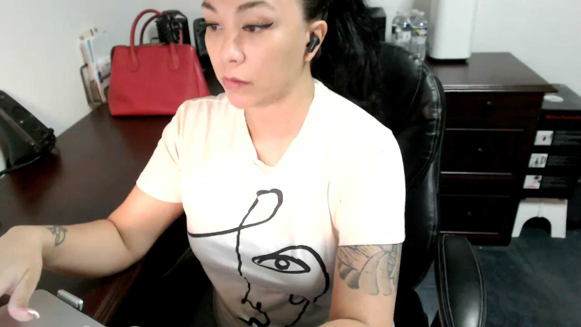 Gallery image thumbnail from MickaylaMoon's myfreecams stream on, 06/25/2024, 16:08 image 9 of 20