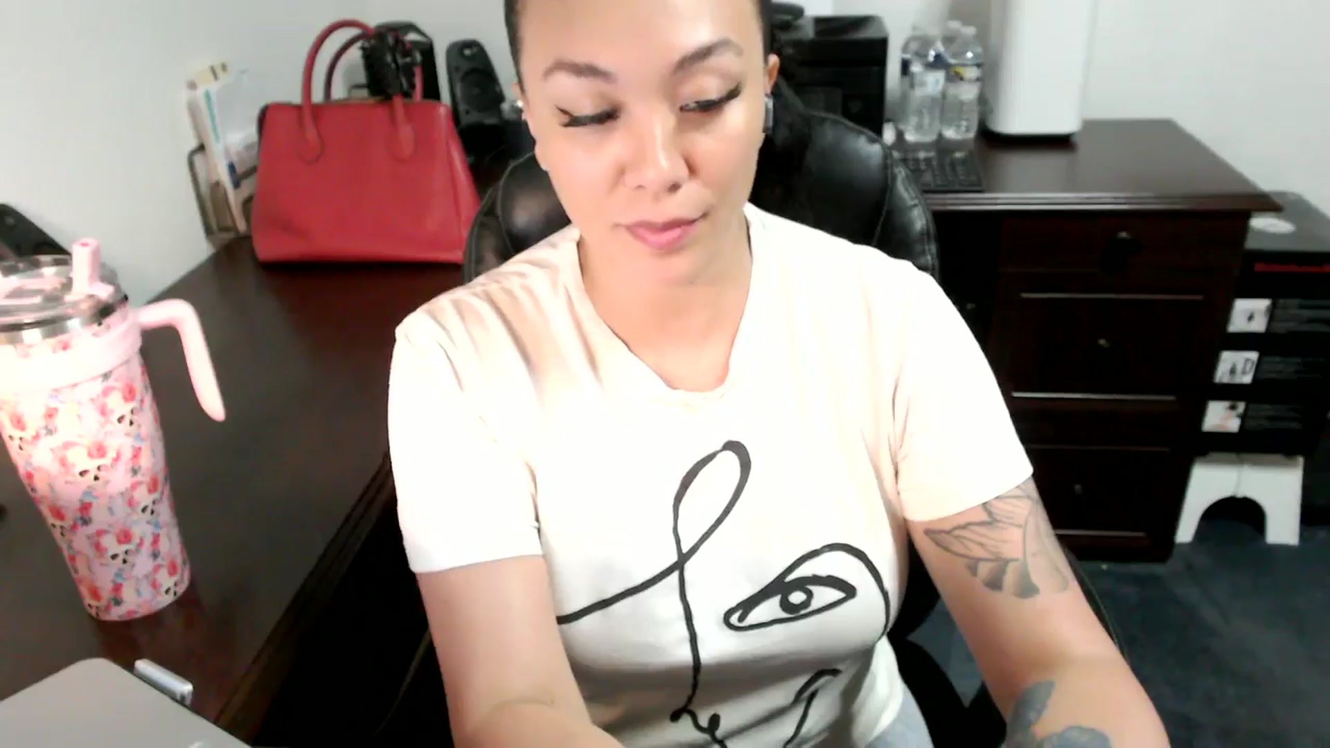 Gallery image thumbnail from MickaylaMoon's myfreecams stream on, 06/25/2024, 17:13 image 4 of 20