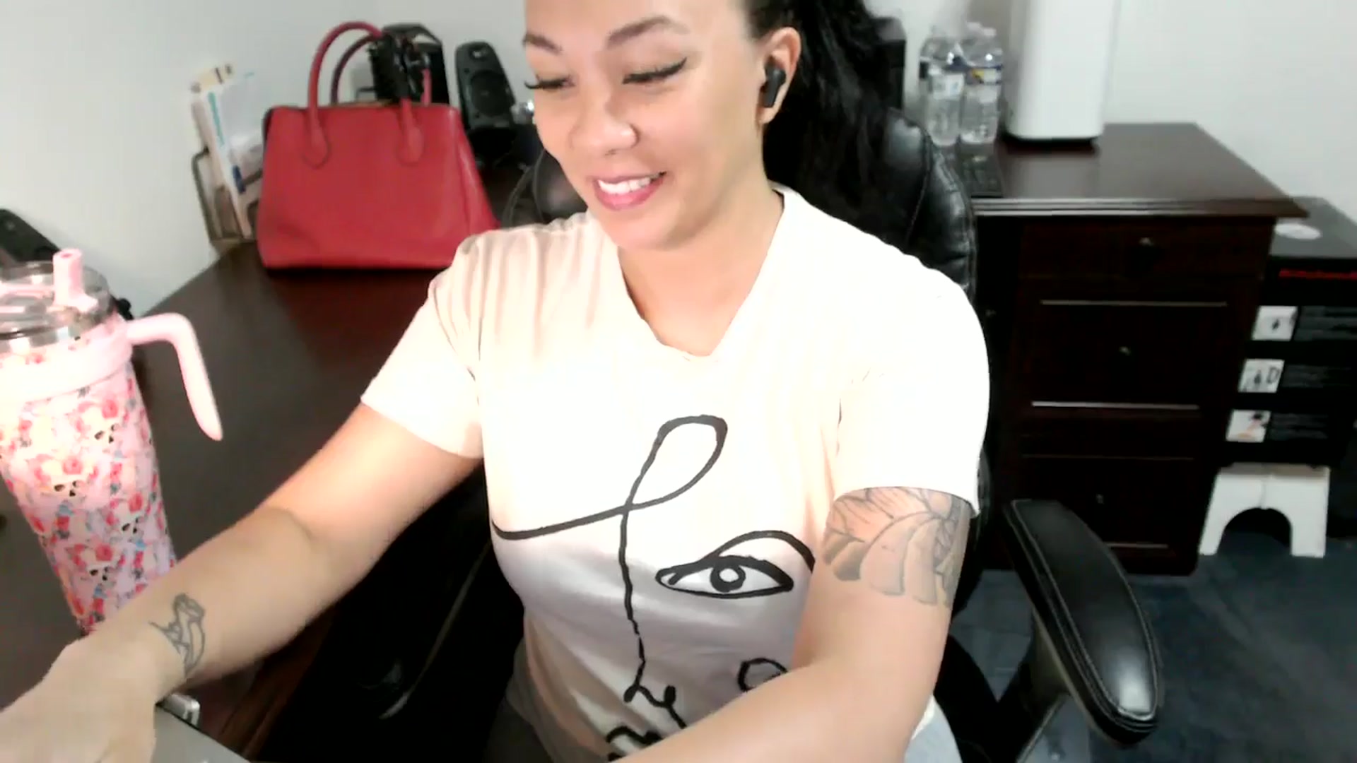Gallery image thumbnail from MickaylaMoon's myfreecams stream on, 06/25/2024, 17:13 image 3 of 20