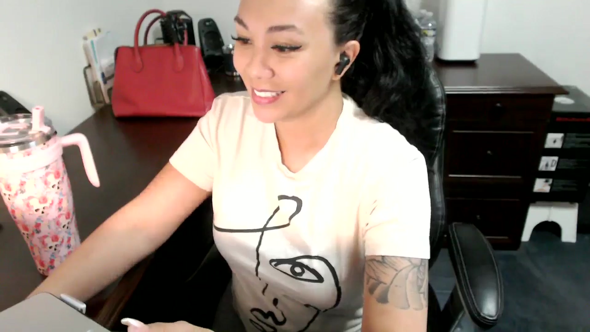 Gallery image thumbnail from MickaylaMoon's myfreecams stream on, 06/25/2024, 17:13 image 8 of 20