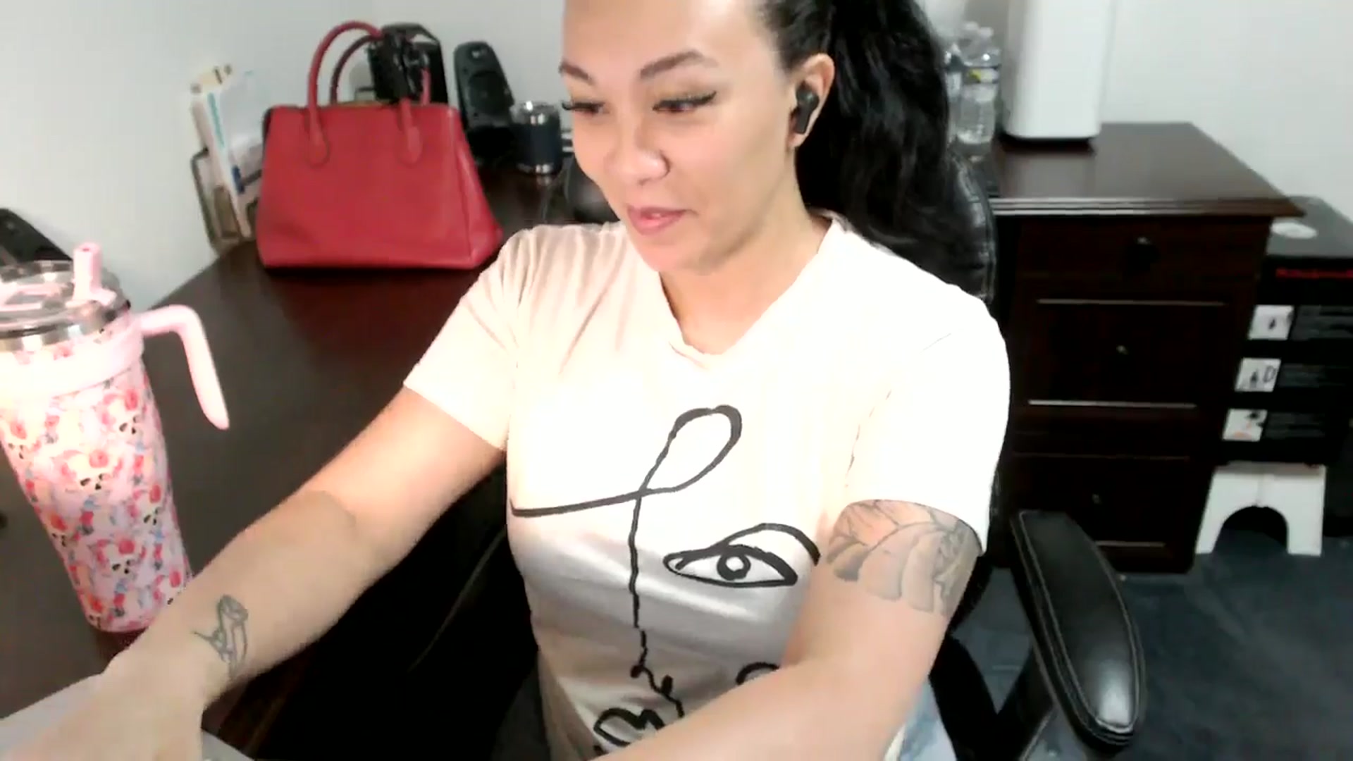 Gallery image thumbnail from MickaylaMoon's myfreecams stream on, 06/25/2024, 17:13 image 11 of 20