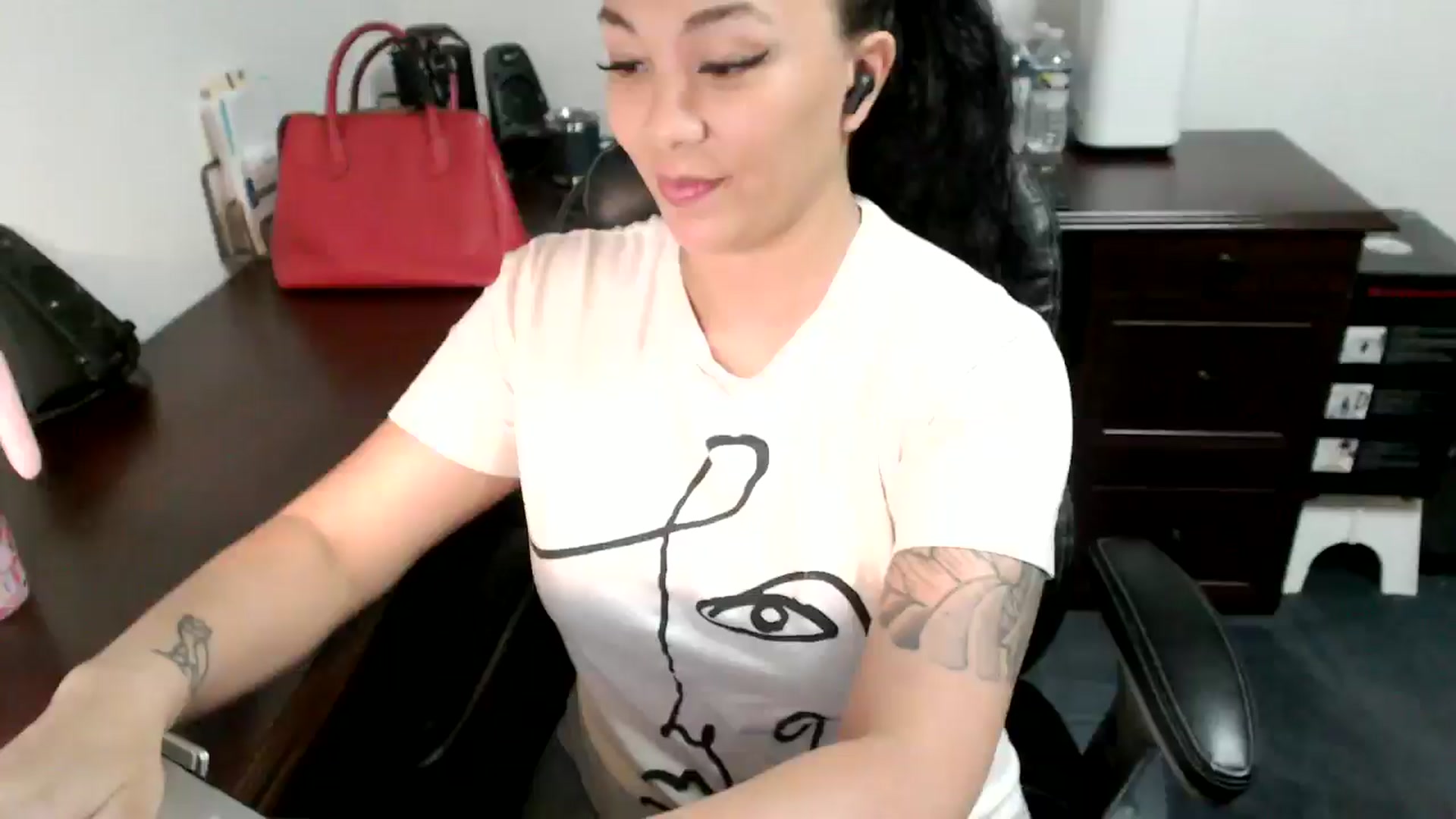 Gallery image thumbnail from MickaylaMoon's myfreecams stream on, 06/25/2024, 17:13 image 1 of 20