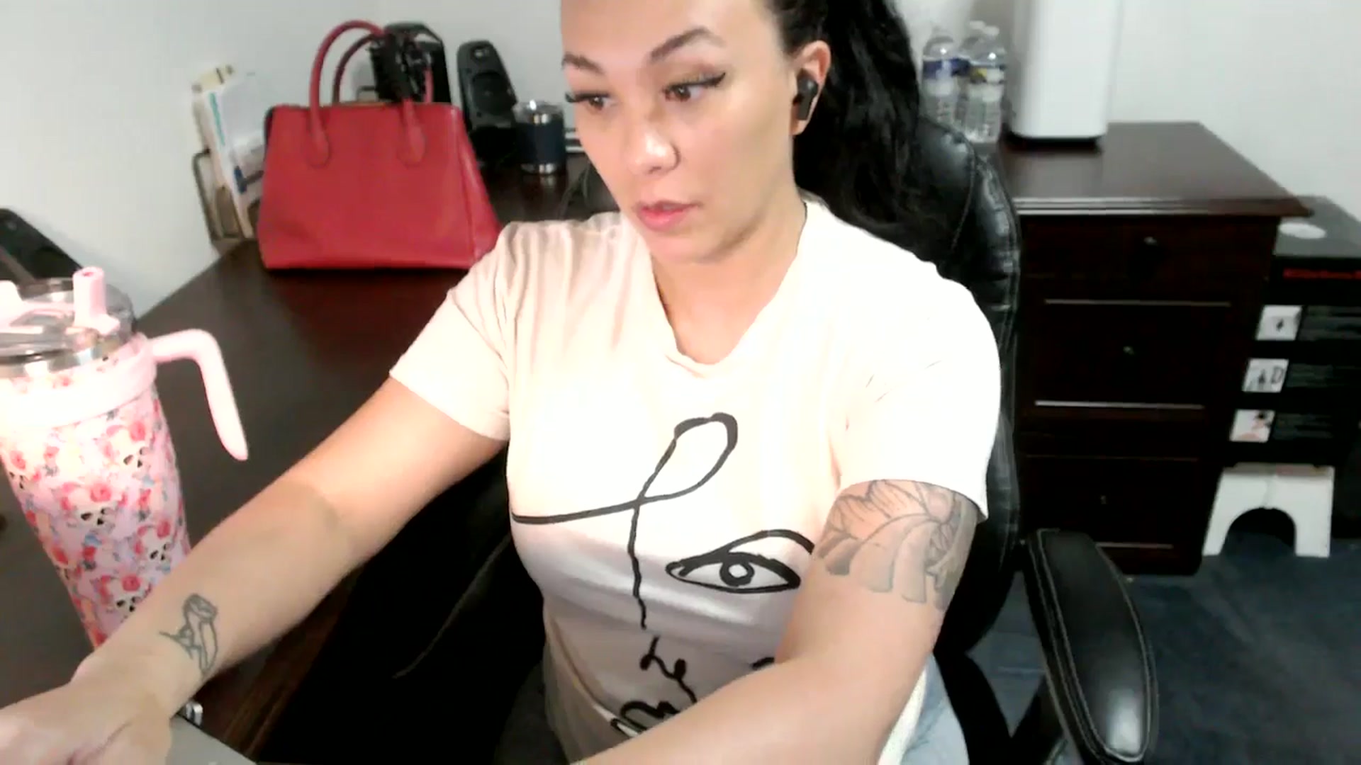 Gallery image thumbnail from MickaylaMoon's myfreecams stream on, 06/25/2024, 17:13 image 17 of 20