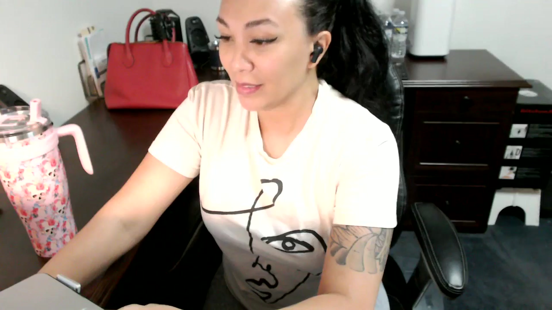 Gallery image thumbnail from MickaylaMoon's myfreecams stream on, 06/25/2024, 17:13 image 10 of 20