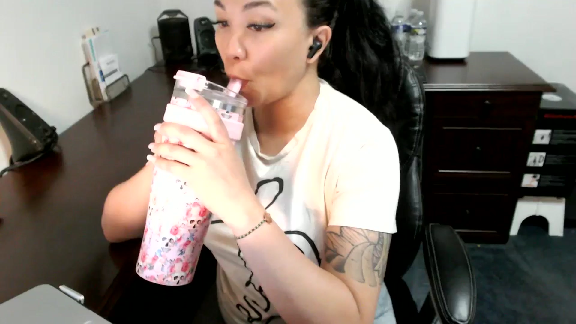 Gallery image thumbnail from MickaylaMoon's myfreecams stream on, 06/25/2024, 18:10 image 12 of 20