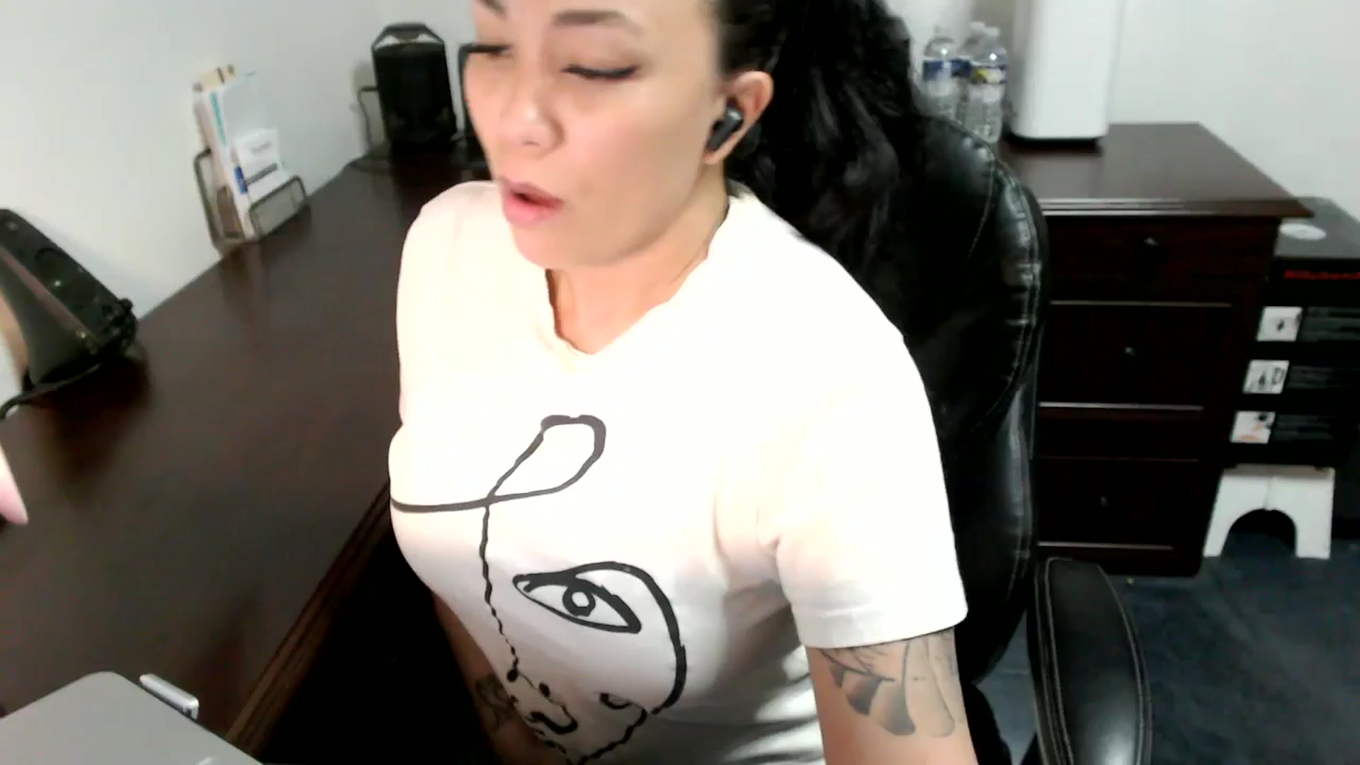 Gallery image thumbnail from MickaylaMoon's myfreecams stream on, 06/25/2024, 18:10 image 1 of 20