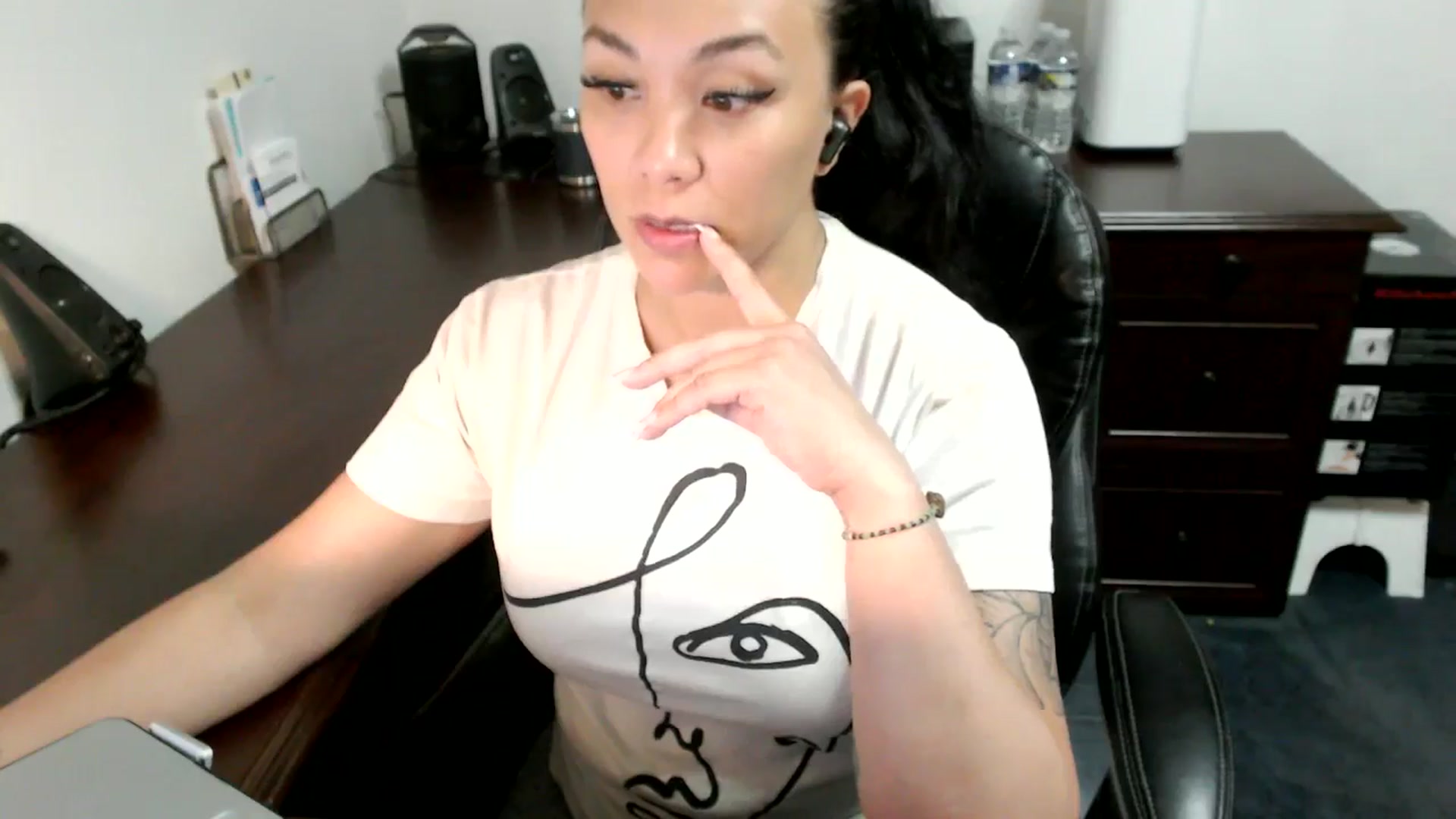 Gallery image thumbnail from MickaylaMoon's myfreecams stream on, 06/25/2024, 18:10 image 16 of 20