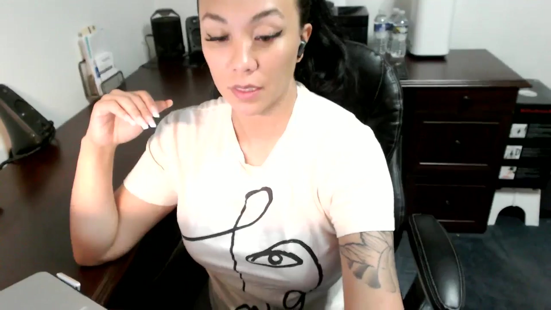 Gallery image thumbnail from MickaylaMoon's myfreecams stream on, 06/25/2024, 18:10 image 10 of 20
