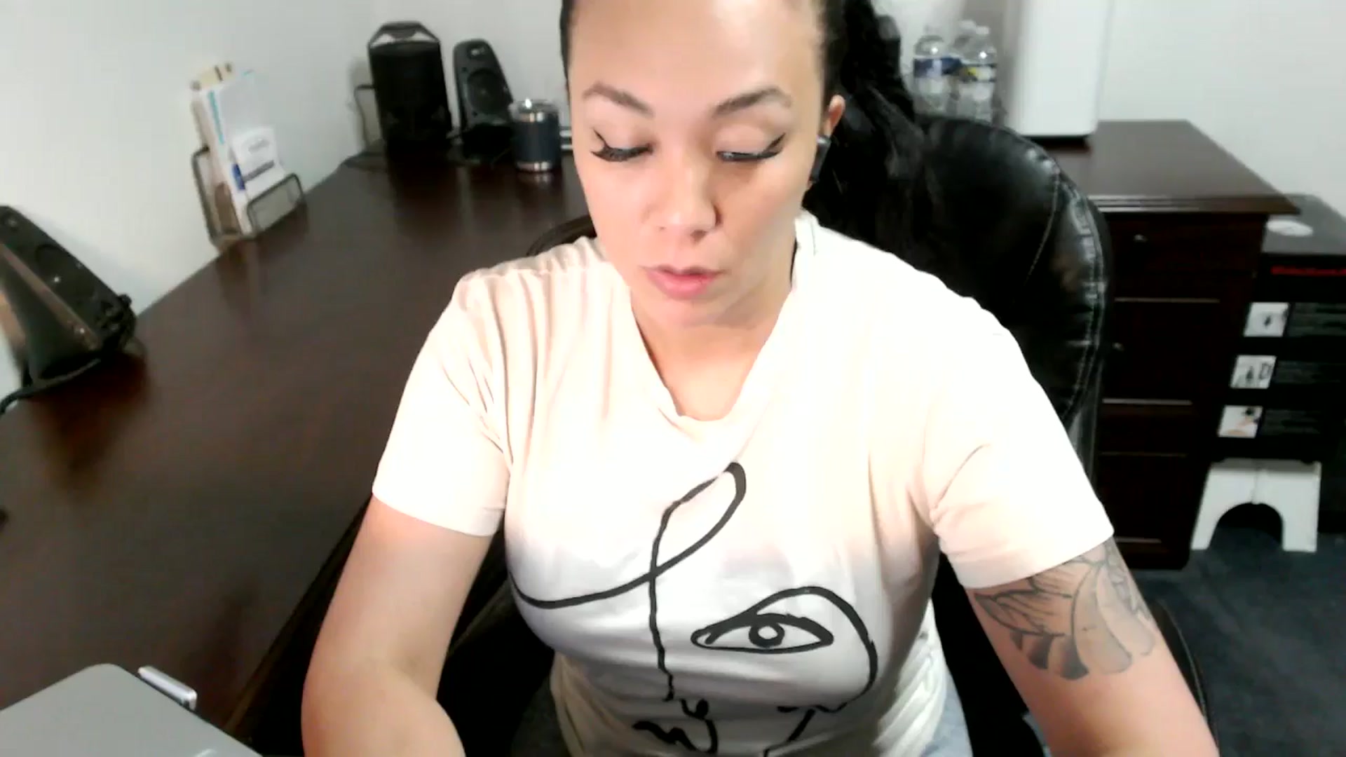Gallery image thumbnail from MickaylaMoon's myfreecams stream on, 06/25/2024, 18:10 image 18 of 20