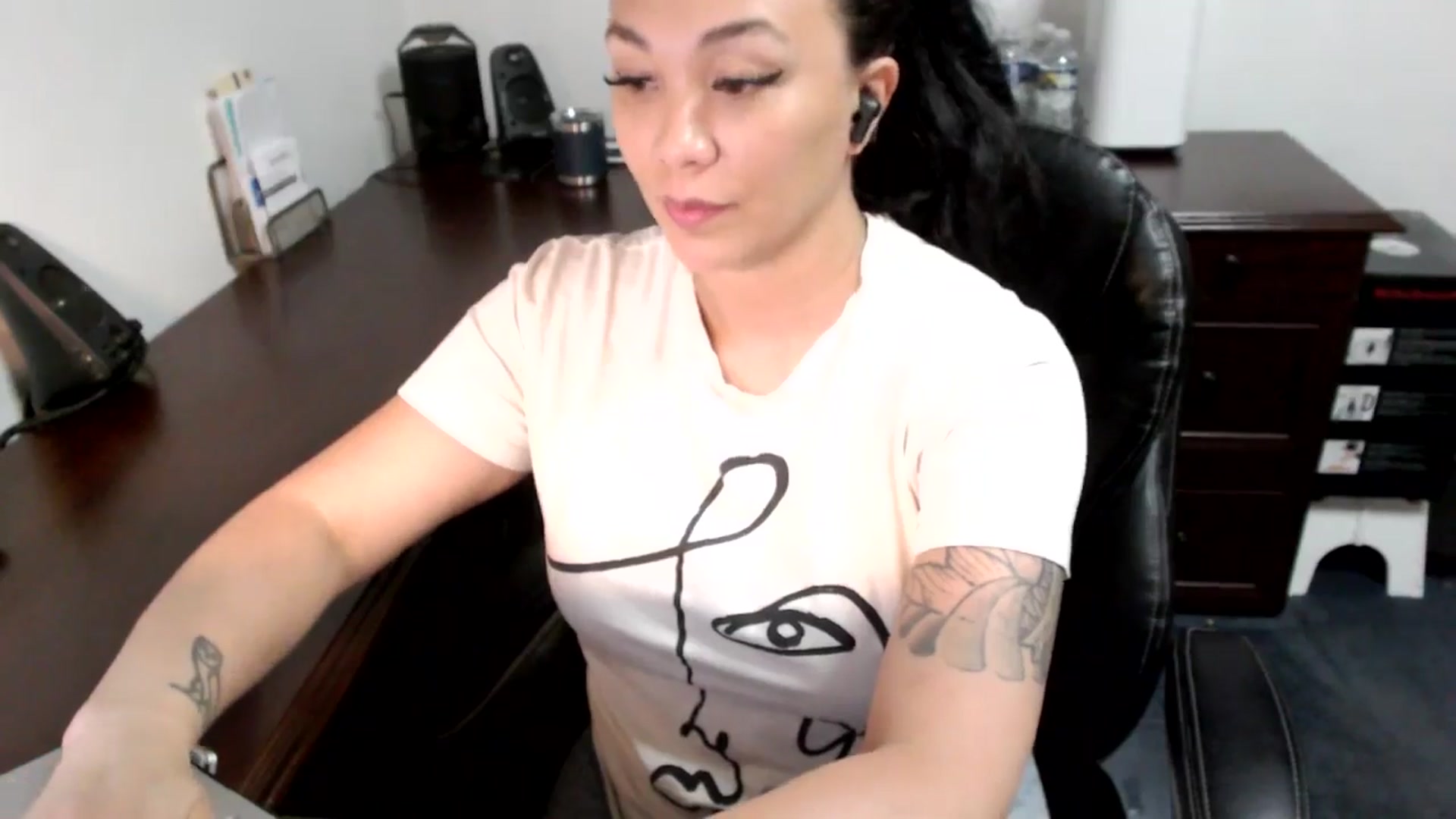Gallery image thumbnail from MickaylaMoon's myfreecams stream on, 06/25/2024, 18:10 image 20 of 20
