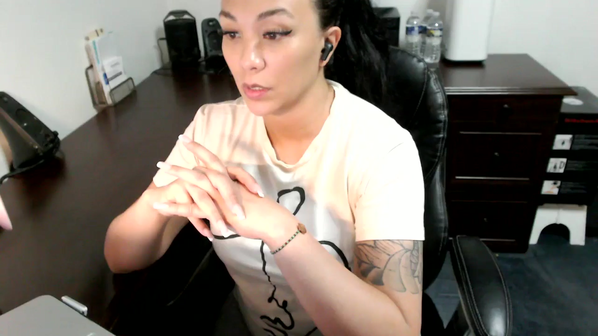 Gallery image thumbnail from MickaylaMoon's myfreecams stream on, 06/25/2024, 18:10 image 4 of 20