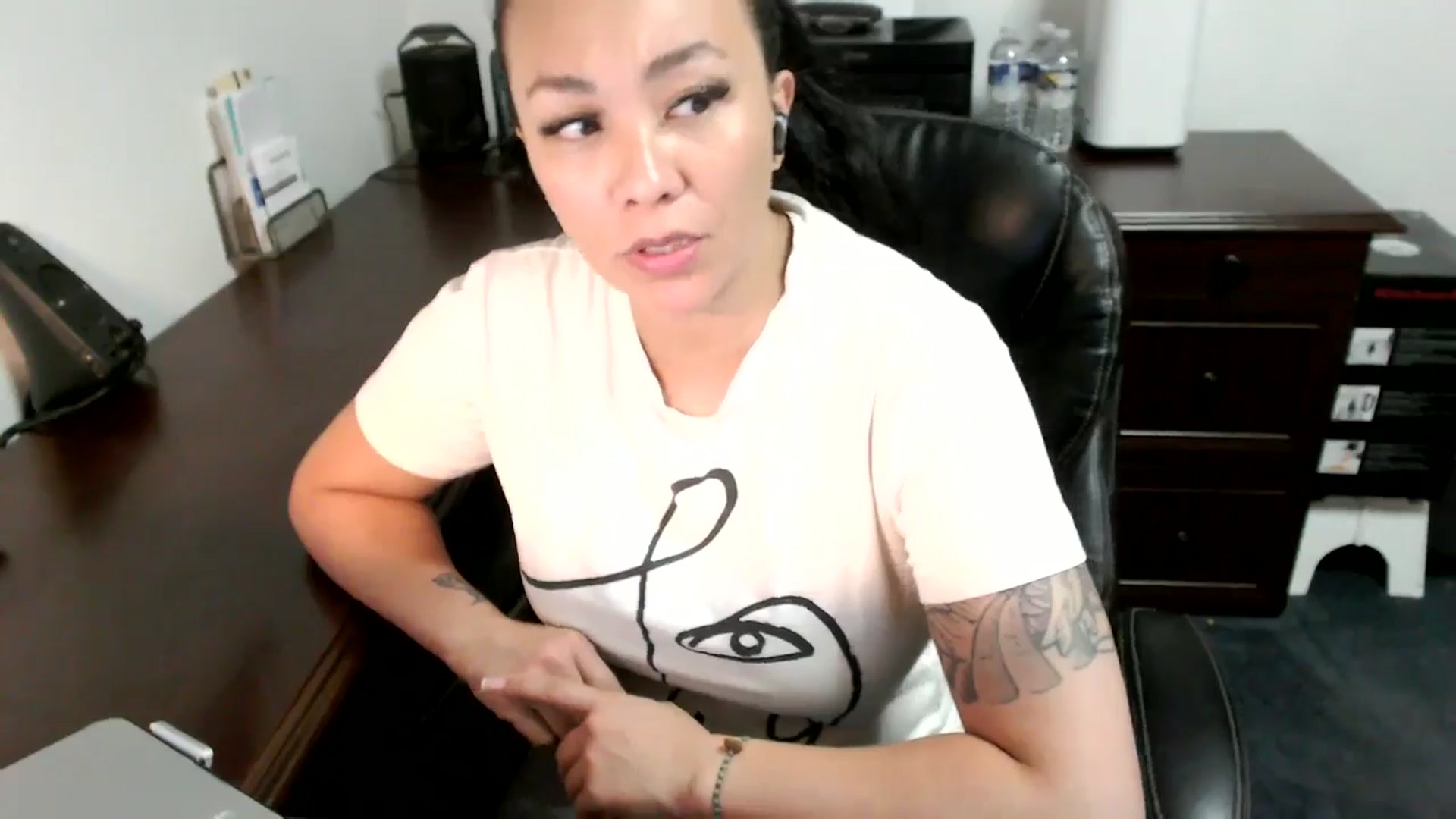 Gallery image thumbnail from MickaylaMoon's myfreecams stream on, 06/25/2024, 18:43 image 6 of 20