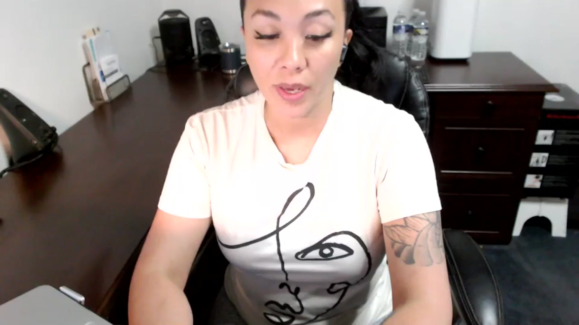 Gallery image thumbnail from MickaylaMoon's myfreecams stream on, 06/25/2024, 18:43 image 3 of 20