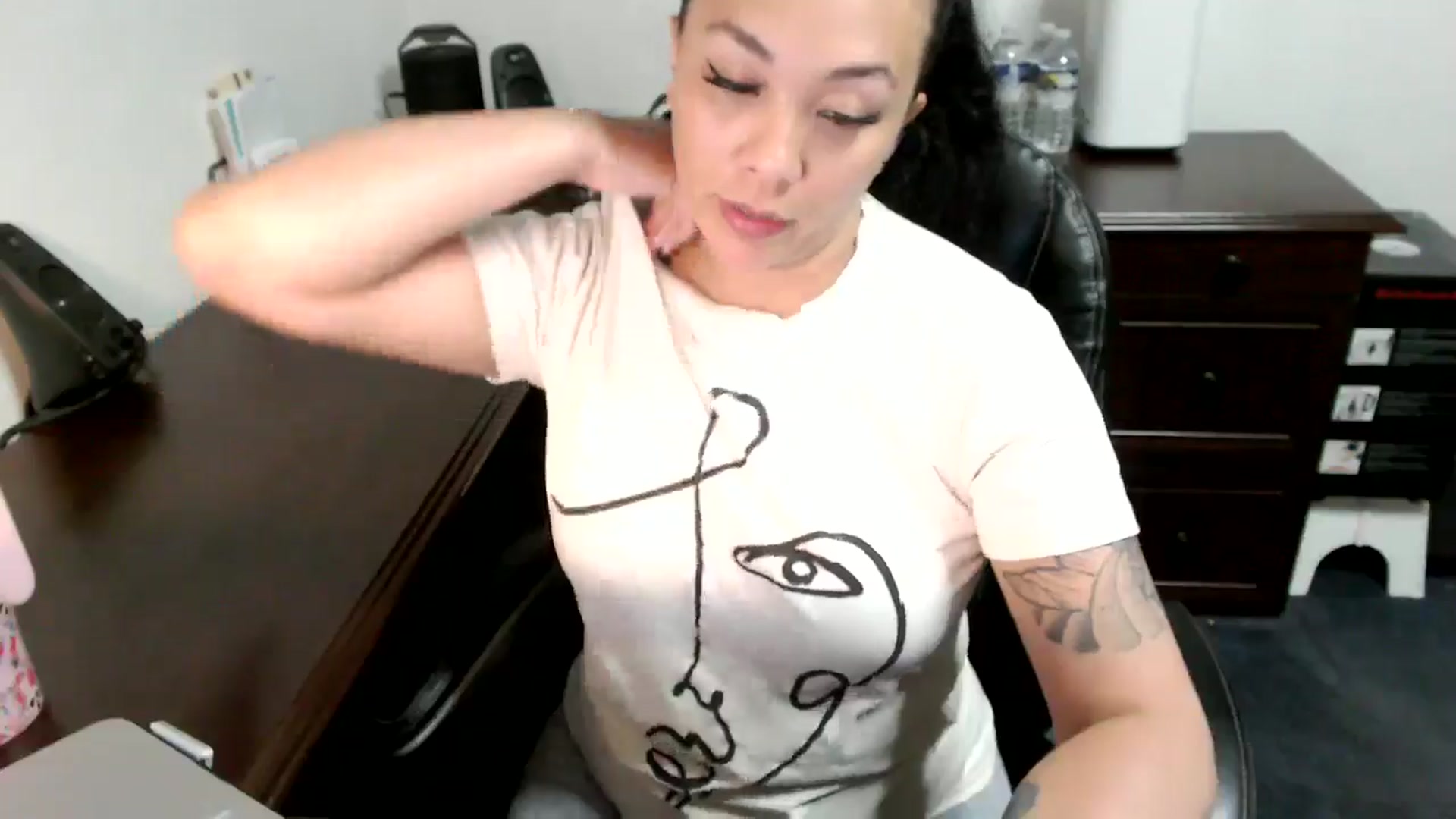 Gallery image thumbnail from MickaylaMoon's myfreecams stream on, 06/25/2024, 18:43 image 9 of 20