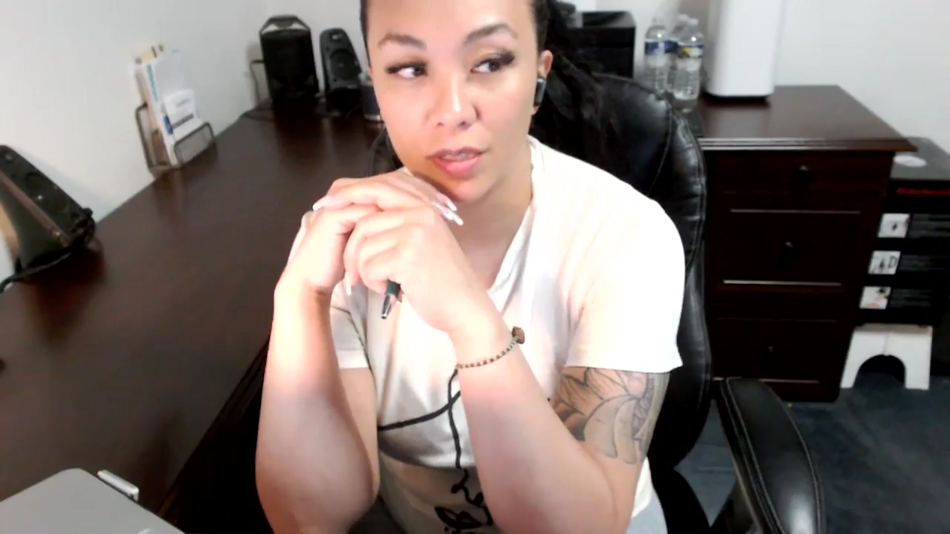 Gallery image thumbnail from MickaylaMoon's myfreecams stream on, 06/25/2024, 18:43 image 5 of 20