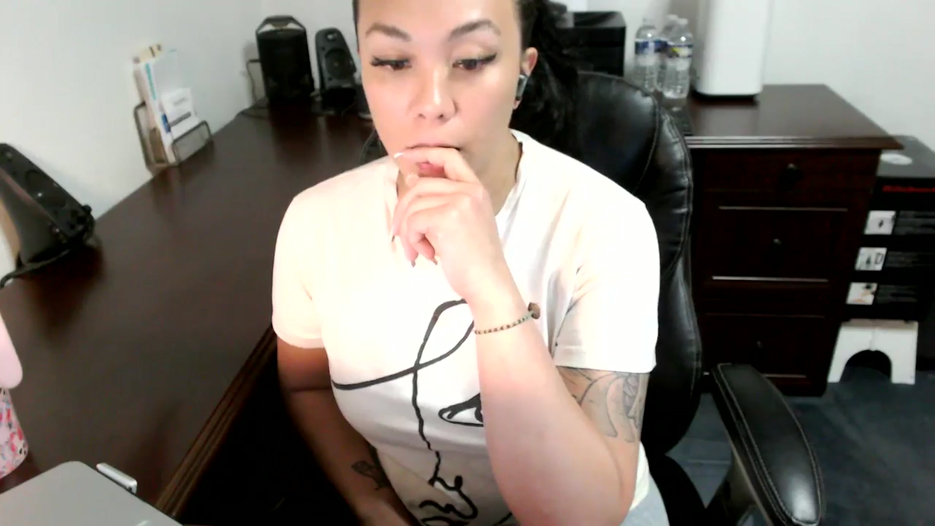 Gallery image thumbnail from MickaylaMoon's myfreecams stream on, 06/25/2024, 18:43 image 16 of 20