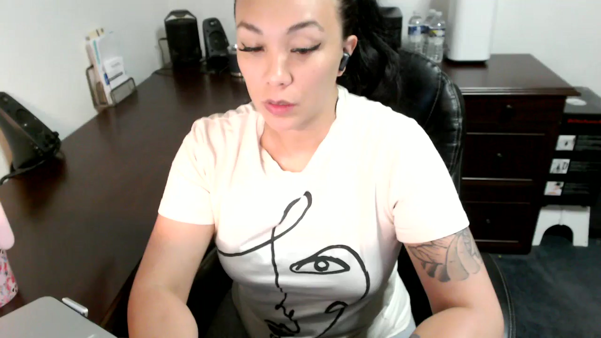 Gallery image thumbnail from MickaylaMoon's myfreecams stream on, 06/25/2024, 18:43 image 14 of 20