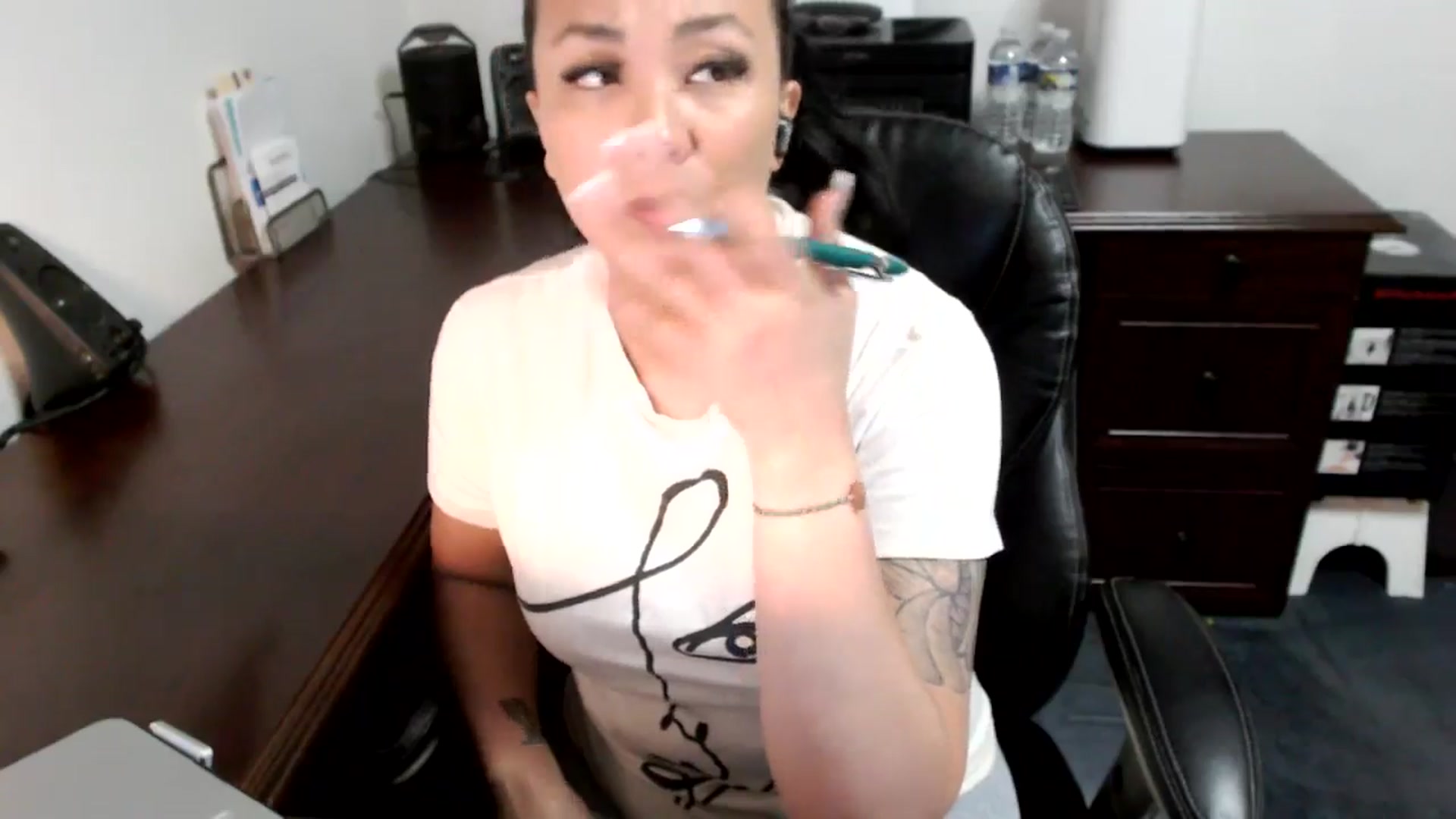 Gallery image thumbnail from MickaylaMoon's myfreecams stream on, 06/25/2024, 18:43 image 4 of 20