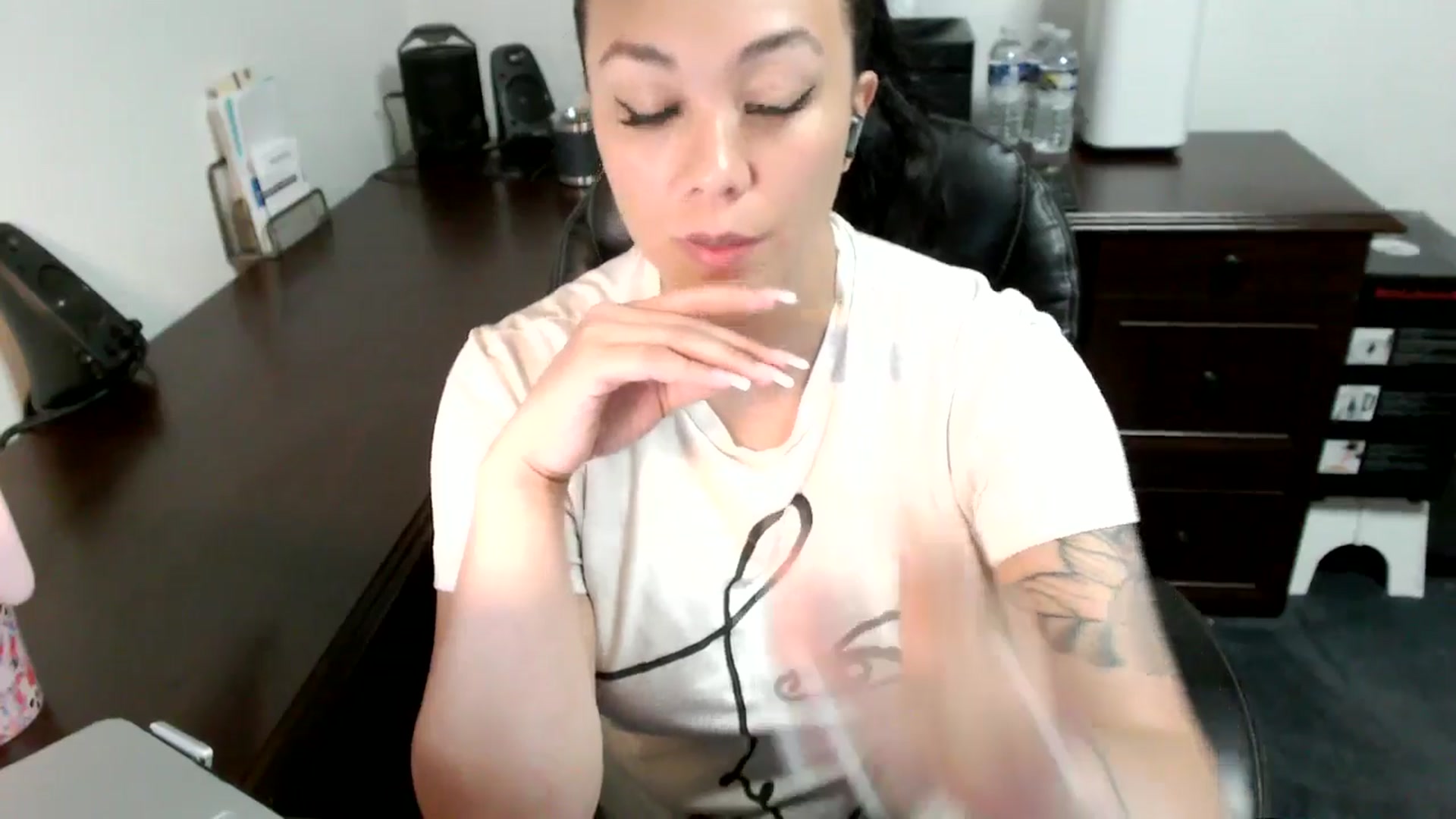 Gallery image thumbnail from MickaylaMoon's myfreecams stream on, 06/25/2024, 18:43 image 8 of 20