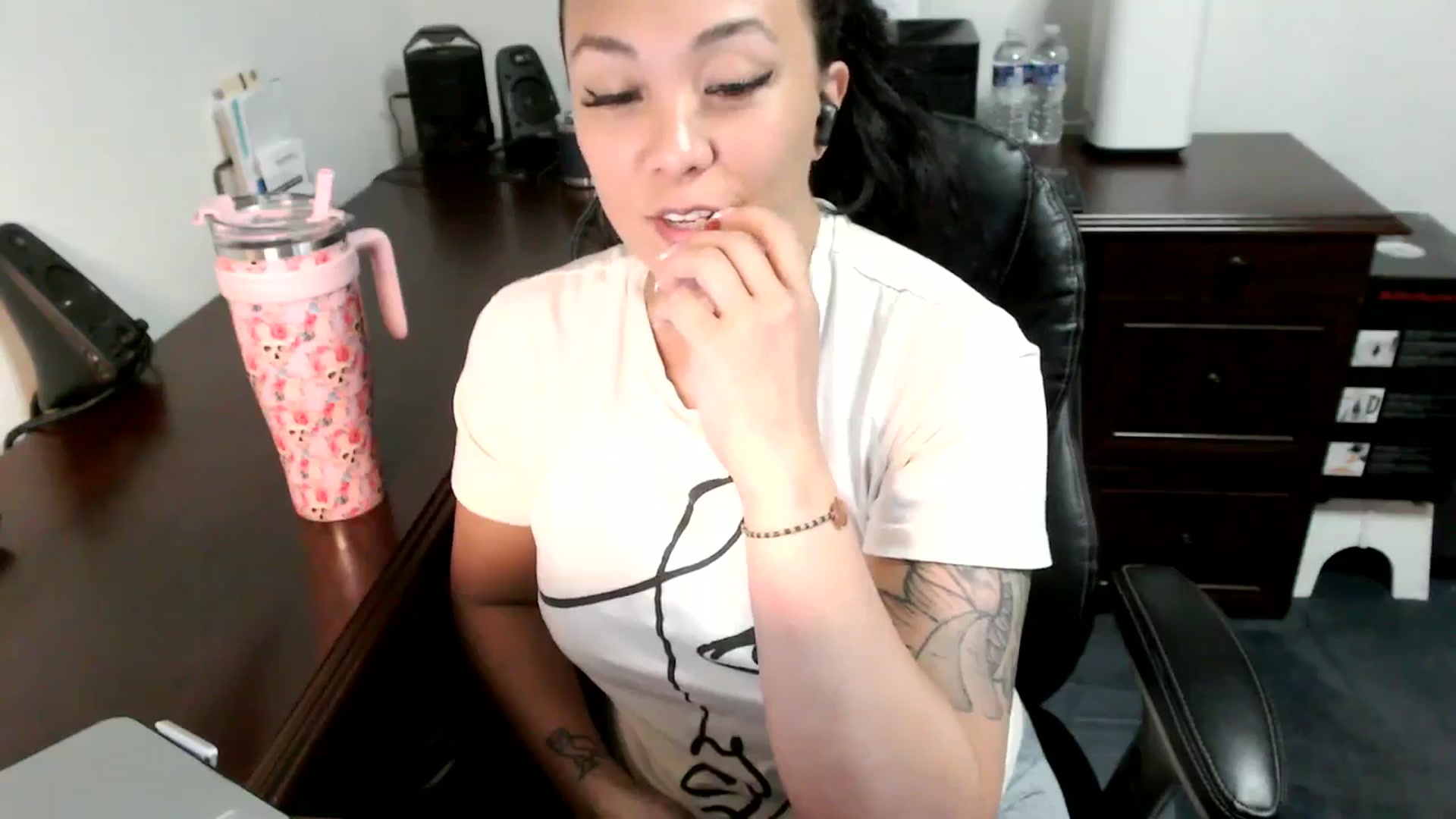 Gallery image thumbnail from MickaylaMoon's myfreecams stream on, 06/25/2024, 19:19 image 2 of 20