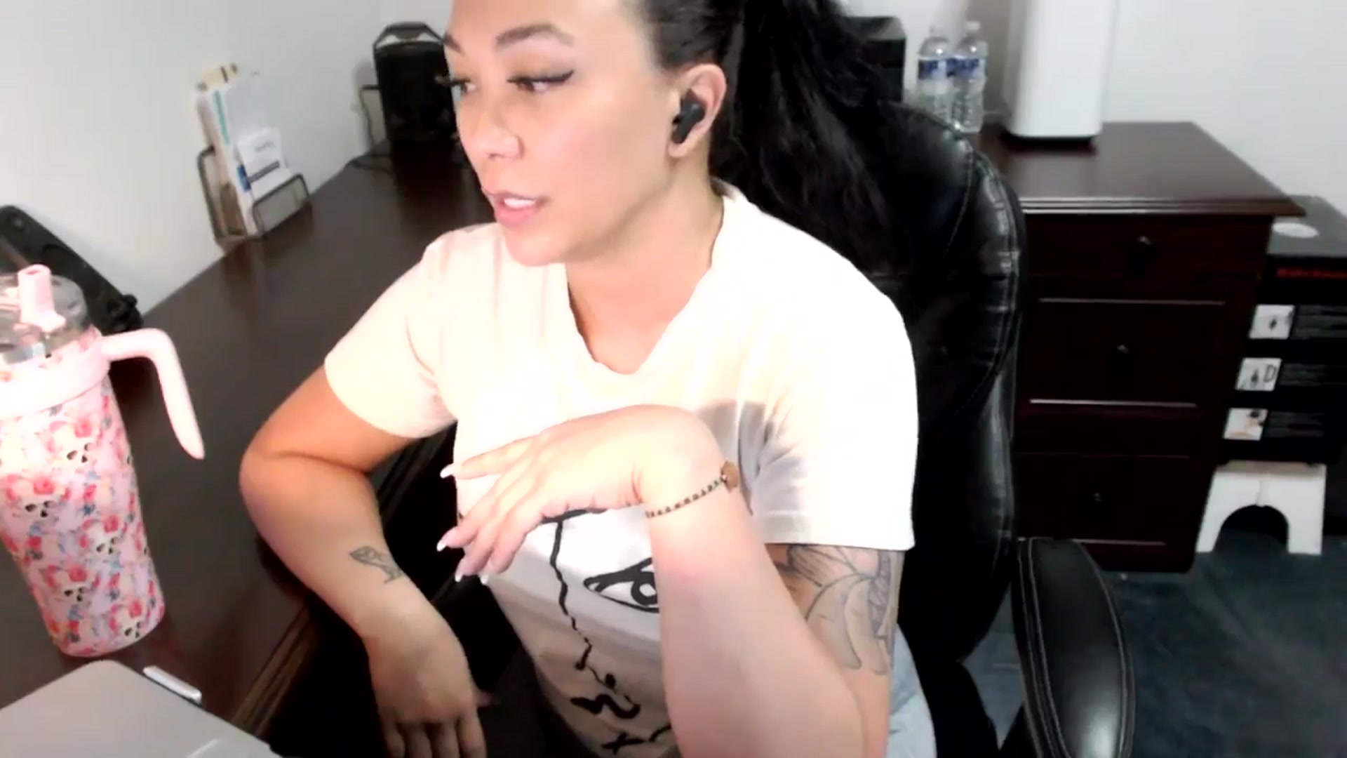 Gallery image thumbnail from MickaylaMoon's myfreecams stream on, 06/25/2024, 19:19 image 20 of 20