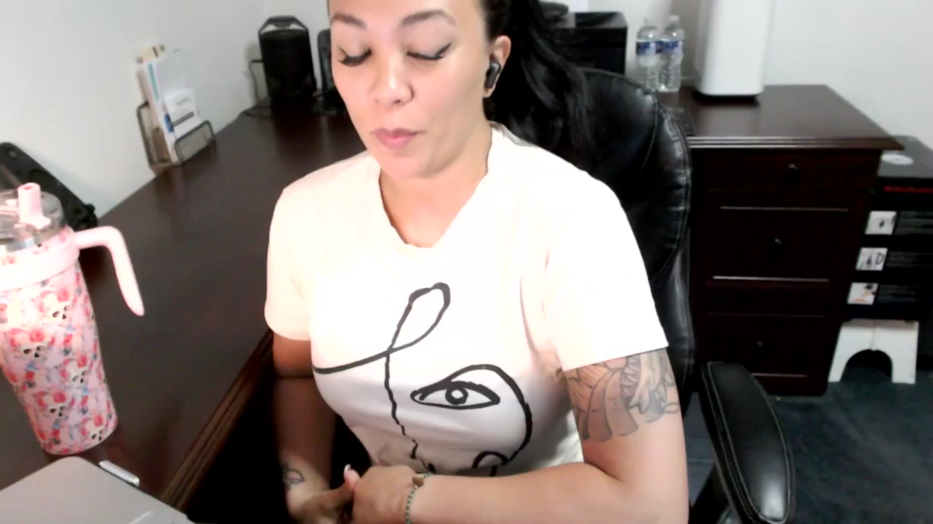 Gallery image thumbnail from MickaylaMoon's myfreecams stream on, 06/25/2024, 19:19 image 18 of 20